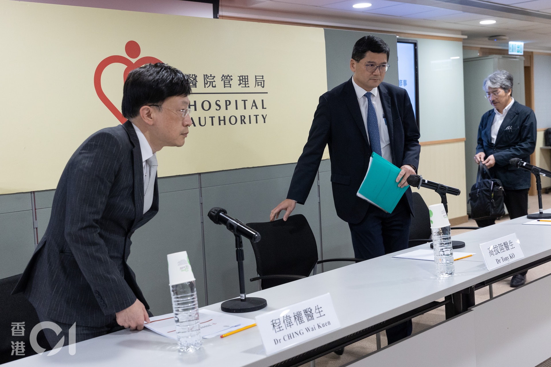 醫院管理局6月7日公布醫院物品墮下事故調查報告。行政總裁高拔陞(中)稱對聯合醫院手術燈承辦商表現非常不滿,保養維修不符合標準及有不足之處。(夏家朗攝) 醫院管理局6月7日公布醫院物品墮下事故調查報告。行政總裁高拔陞(中)稱對聯合醫院手術燈承辦商表現非常不滿,保養維修不符合標準及有不足之處。(夏家朗攝)