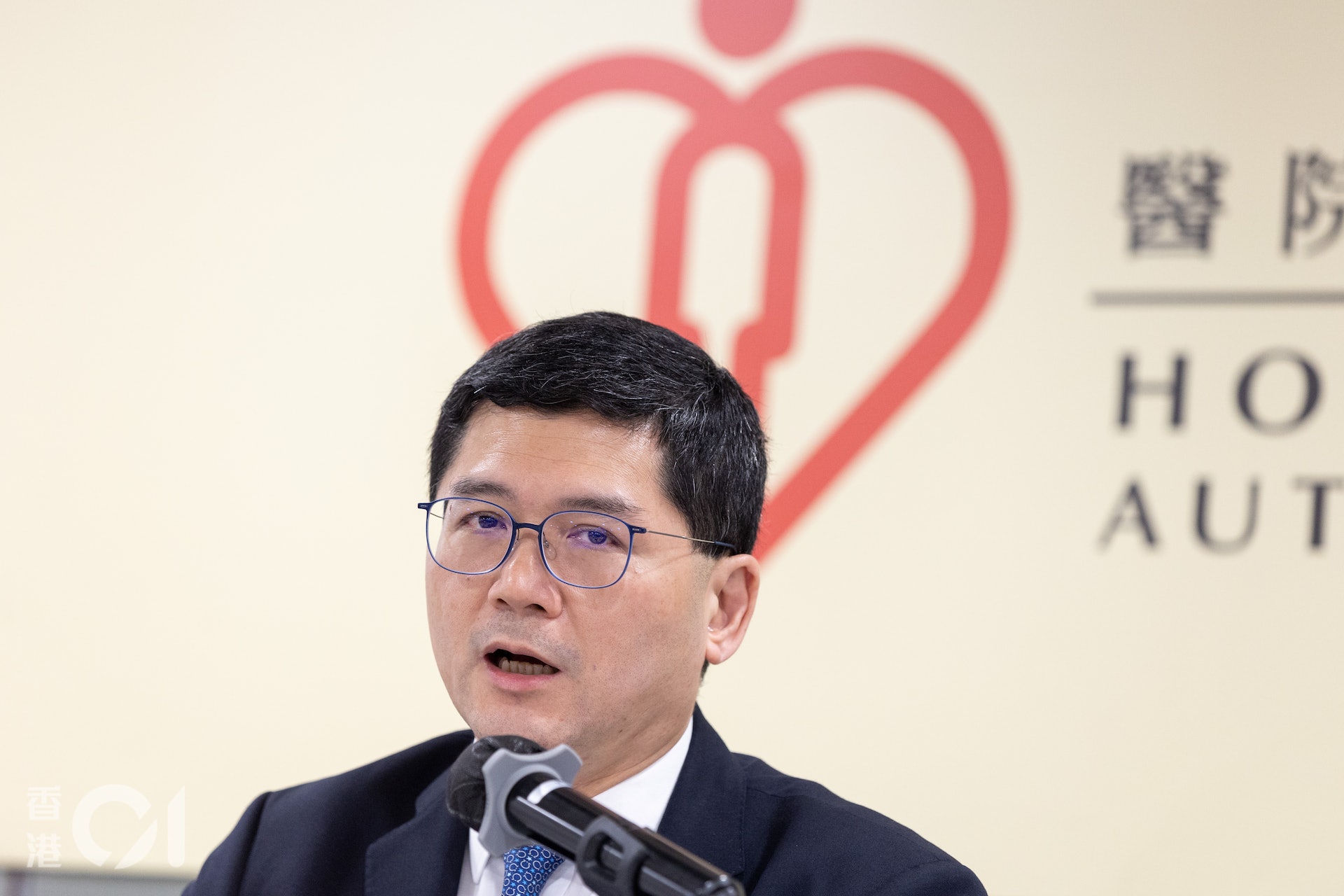 醫院管理局6月7日公布醫院物品墮下事故調查報告。行政總裁高拔陞表示,就聯合醫院手術室手術燈從天花塌下,會啟動法律程序追究責任。(夏家朗攝) 醫院管理局6月7日公布醫院物品墮下事故調查報告。行政總裁高拔陞表示,就聯合醫院手術室手術燈從天花塌下,會啟動法律程序追究責任。(夏家朗攝)