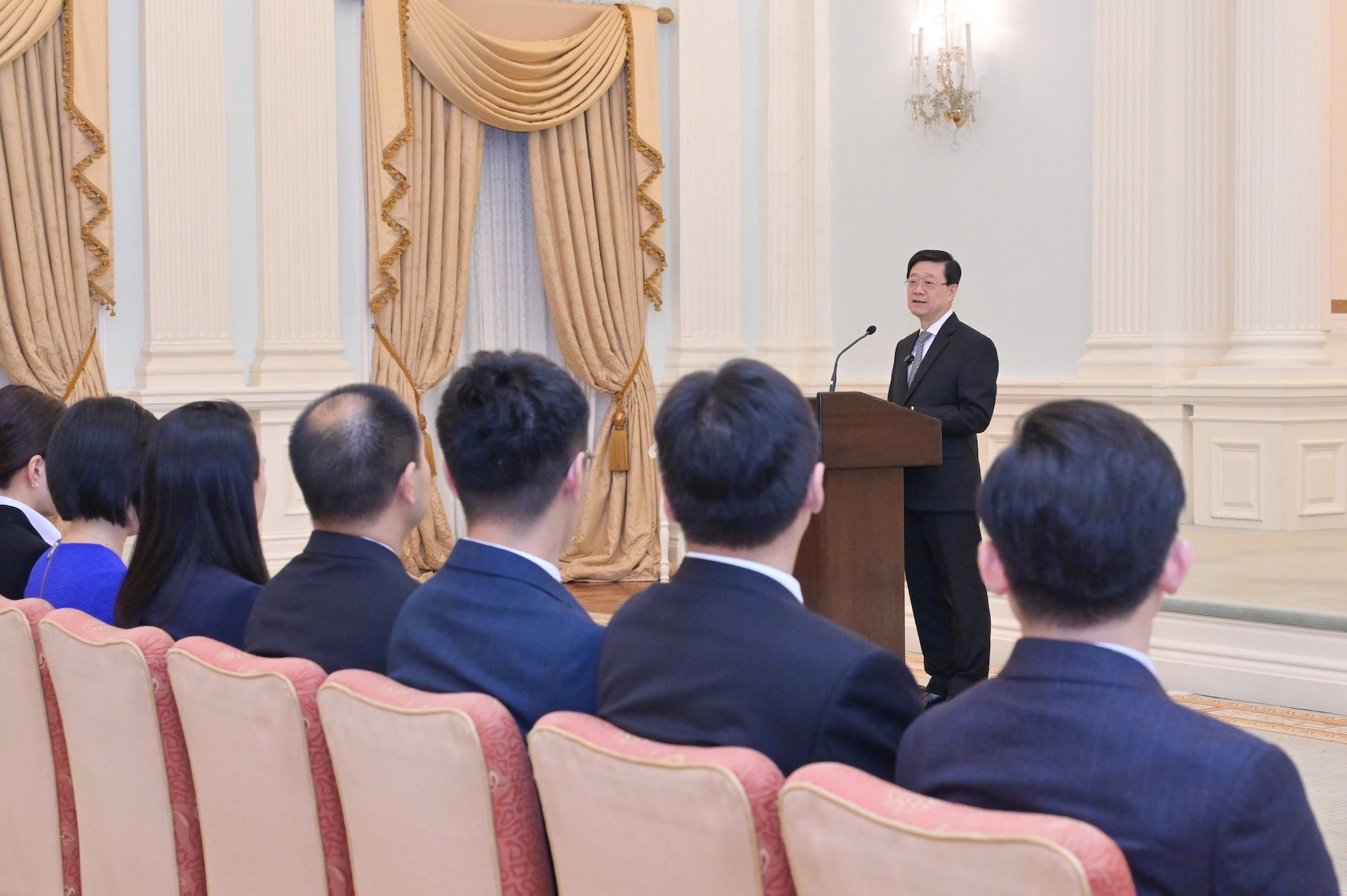 李家超在禮賓府與即將前赴北京參與國家載人航天工程載荷專家選拔複選的香港候選人會面。 李家超在禮賓府與即將前赴北京參與國家載人航天工程載荷專家選拔複選的香港候選人會面。
