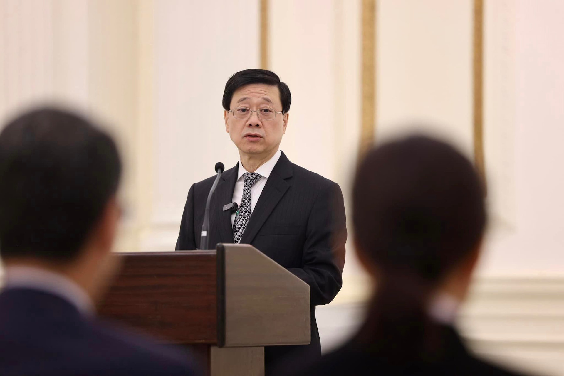 李家超在禮賓府與即將前赴北京參與國家載人航天工程載荷專家選拔複選的香港候選人會面。(李家超Facebook) 李家超在禮賓府與即將前赴北京參與國家載人航天工程載荷專家選拔複選的香港候選人會面。(李家超Facebook)