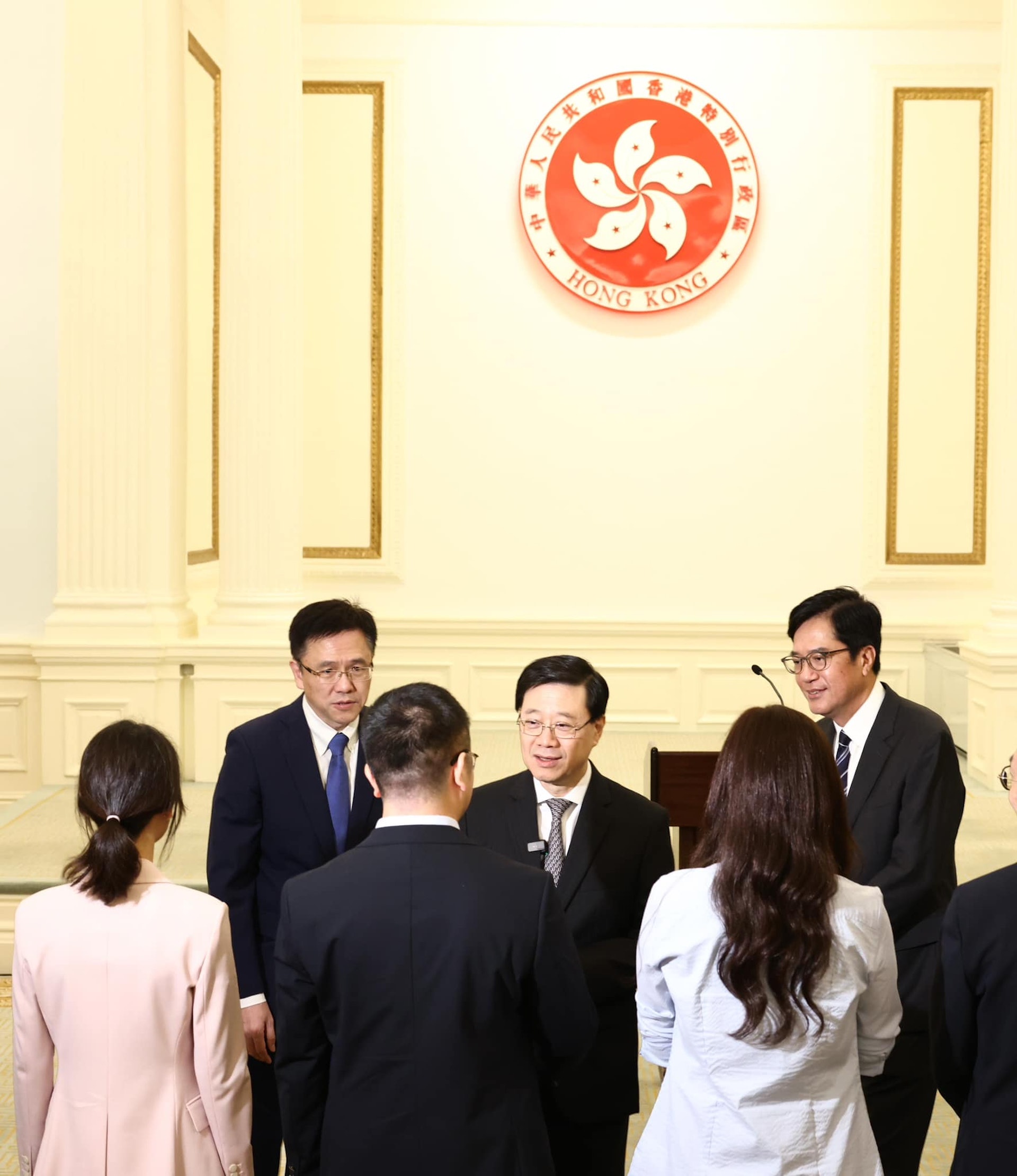 李家超在禮賓府與即將前赴北京參與國家載人航天工程載荷專家選拔複選的香港候選人會面。(李家超Facebook) 李家超在禮賓府與即將前赴北京參與國家載人航天工程載荷專家選拔複選的香港候選人會面。(李家超Facebook)