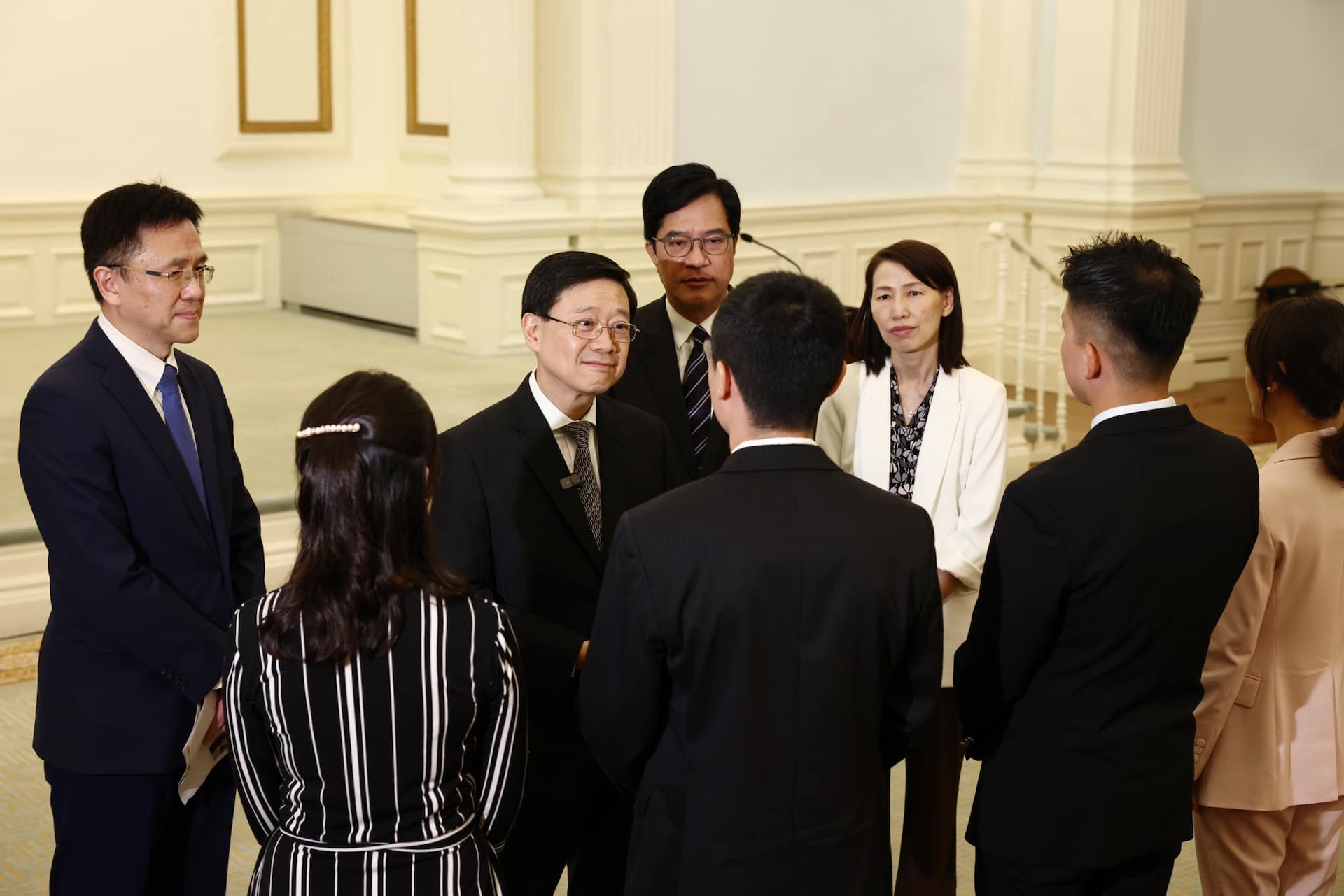 李家超在禮賓府與即將前赴北京參與國家載人航天工程載荷專家選拔複選的香港候選人會面。(李家超Facebook) 李家超在禮賓府與即將前赴北京參與國家載人航天工程載荷專家選拔複選的香港候選人會面。(李家超Facebook)
