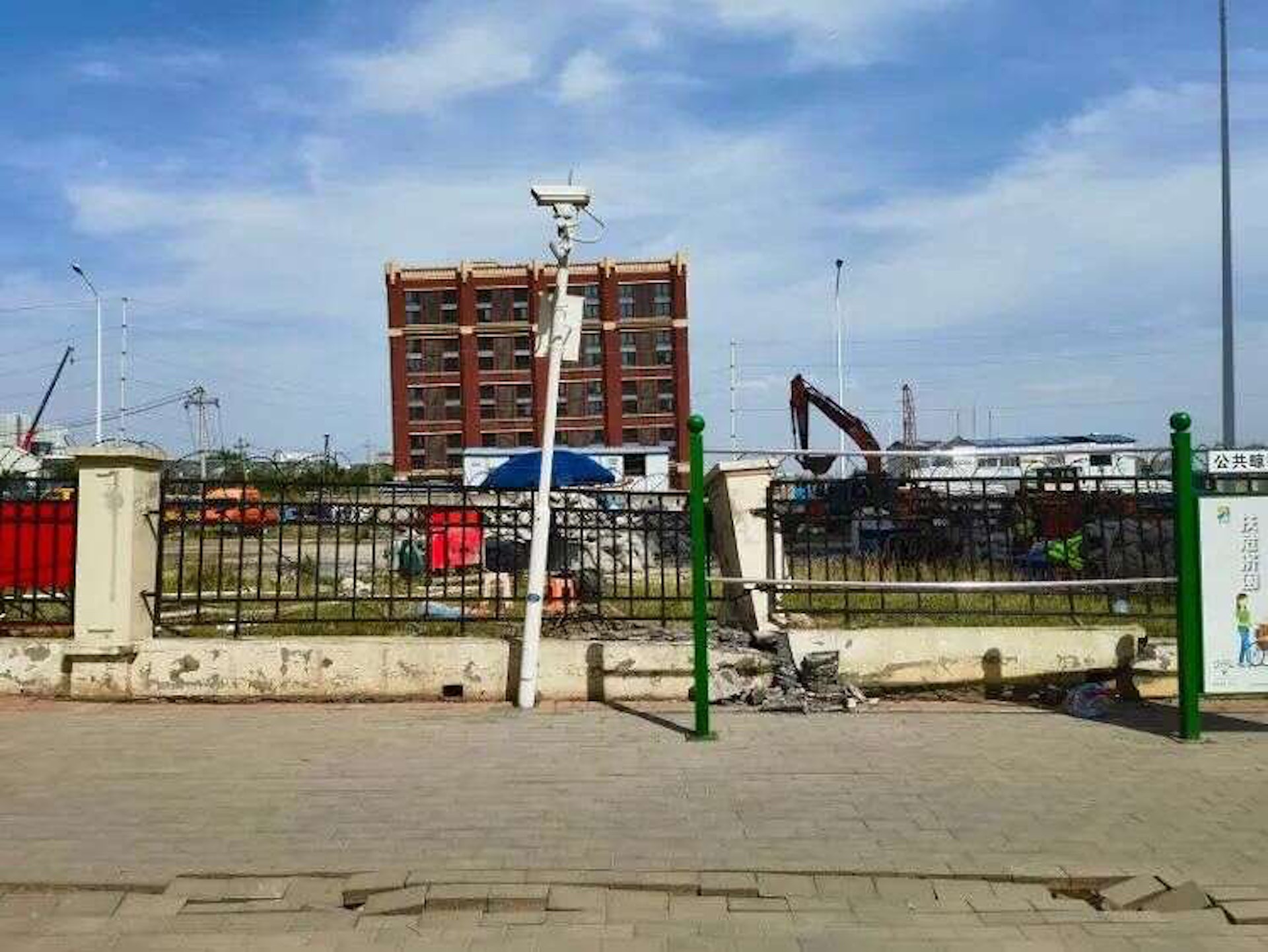 天津市津南區八里台鎮發生大範圍地面開裂沉降,有建築物歪斜。(央視網) 天津市津南區八里台鎮發生大範圍地面開裂沉降,有建築物歪斜。(央視網)