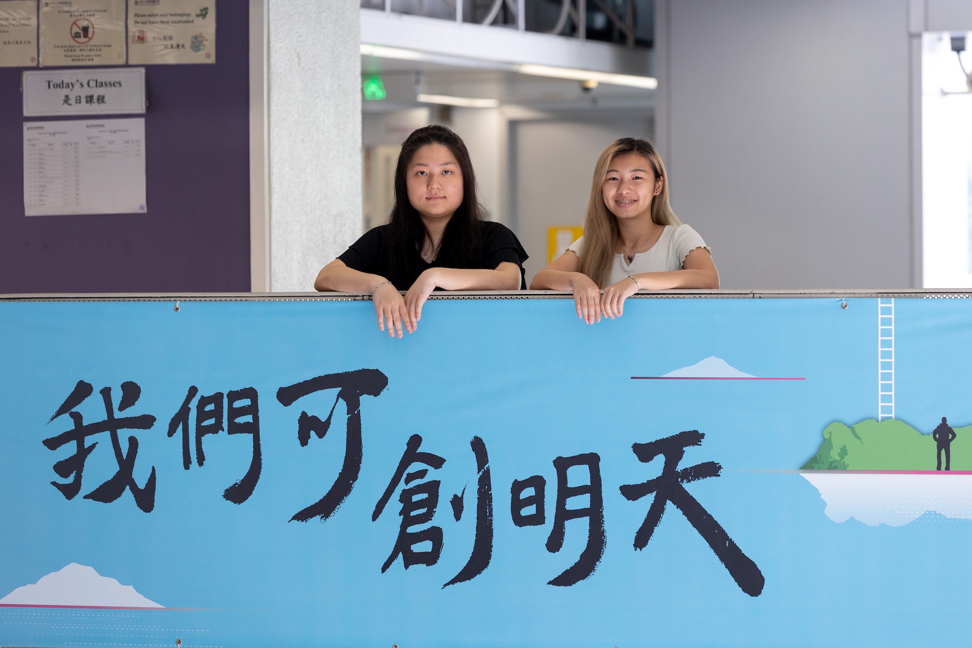 伍慧芝(左)及羅梓淇(右)均透過香港大學附屬學院副學士課程銜接本地資助大學。(夏家朗攝 伍慧芝(左)及羅梓淇(右)均透過香港大學附屬學院副學士課程銜接本地資助大學。(夏家朗攝