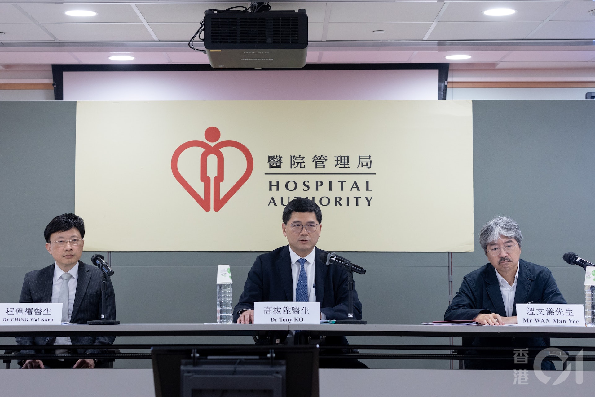 醫院管理局6月7日公布醫院物品墮下事故調查報告。行政總裁高拔陞(中)表示,就聯合醫院手術室手術燈從天花塌下,會啟動法律程序追究責任。(夏家朗攝) 醫院管理局6月7日公布醫院物品墮下事故調查報告。行政總裁高拔陞(中)表示,就聯合醫院手術室手術燈從天花塌下,會啟動法律程序追究責任。(夏家朗攝)