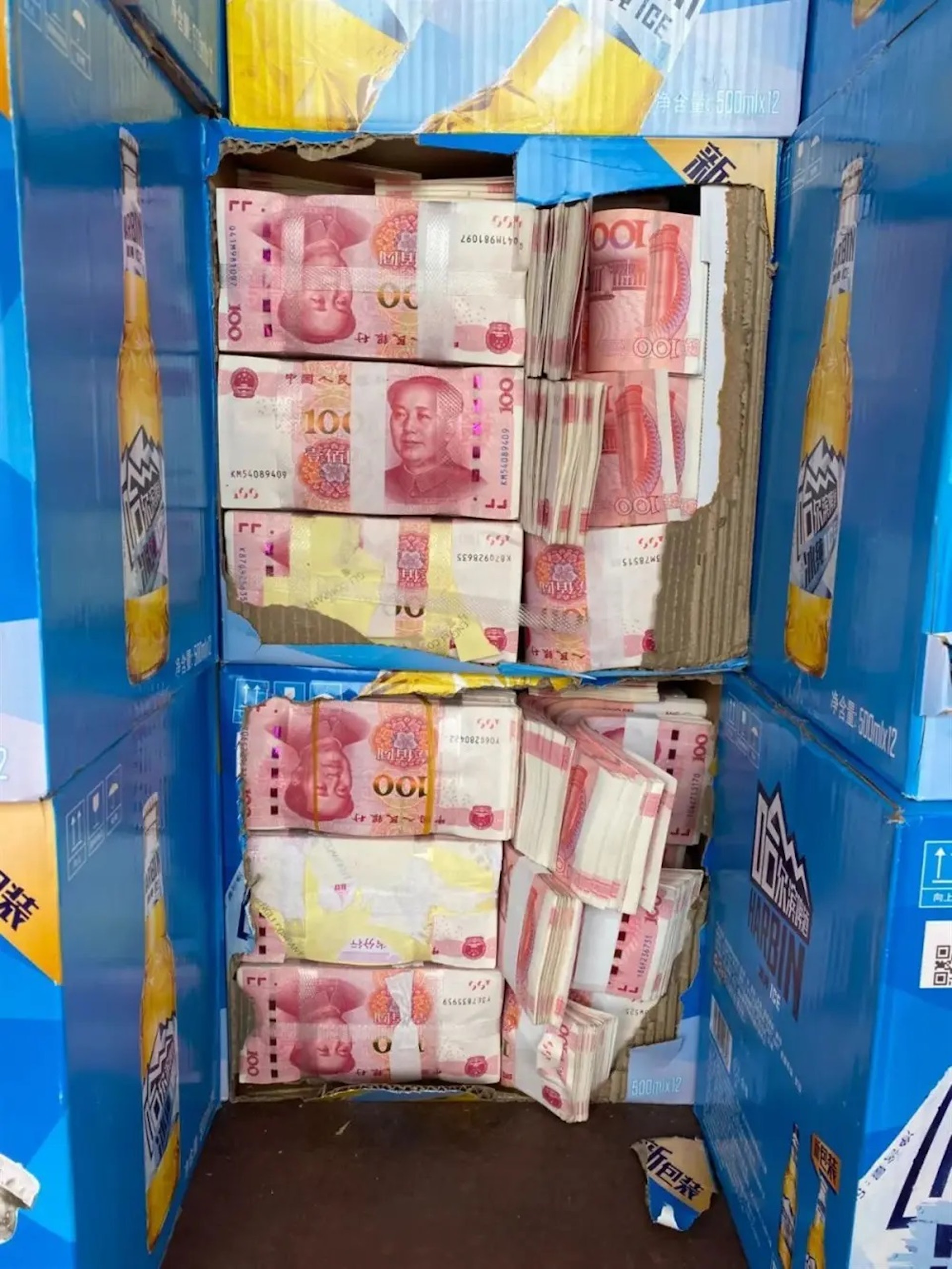昆明海關查驗啤酒箱,發現1399萬人民幣現金,目前已移交緝私局。(圖 / 極目新聞) 昆明海關查驗啤酒箱,發現1399萬人民幣現金,目前已移交緝私局。(圖 / 極目新聞)