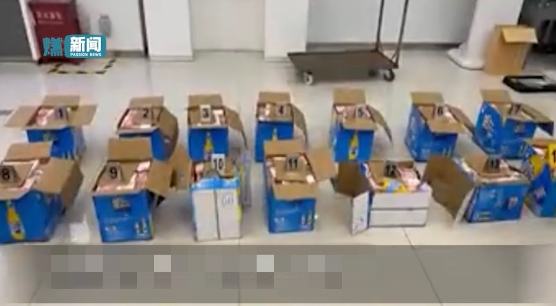 昆明海關查驗啤酒箱,發現1399萬人民幣現金,目前已移交緝私局。(圖 / 燃新聞) 昆明海關查驗啤酒箱,發現1399萬人民幣現金,目前已移交緝私局。(圖 / 燃新聞)
