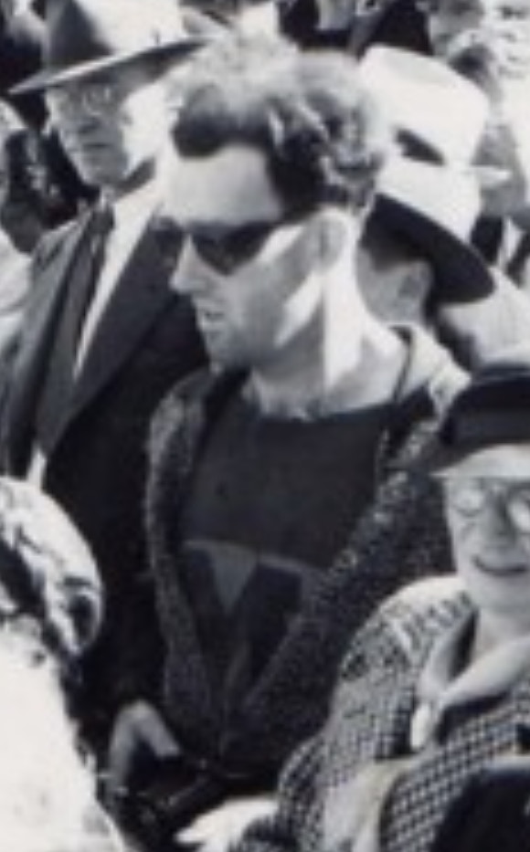 1940年11月在加拿大卑诗省南叉桥（South Fork Bridge）重新开放拍摄的照片中，出现一名穿著与旁人的时代背景搭不上的男子，让人猜测这是一名时空旅人穿越到82年前吗？（museumsandtheweb.com）
