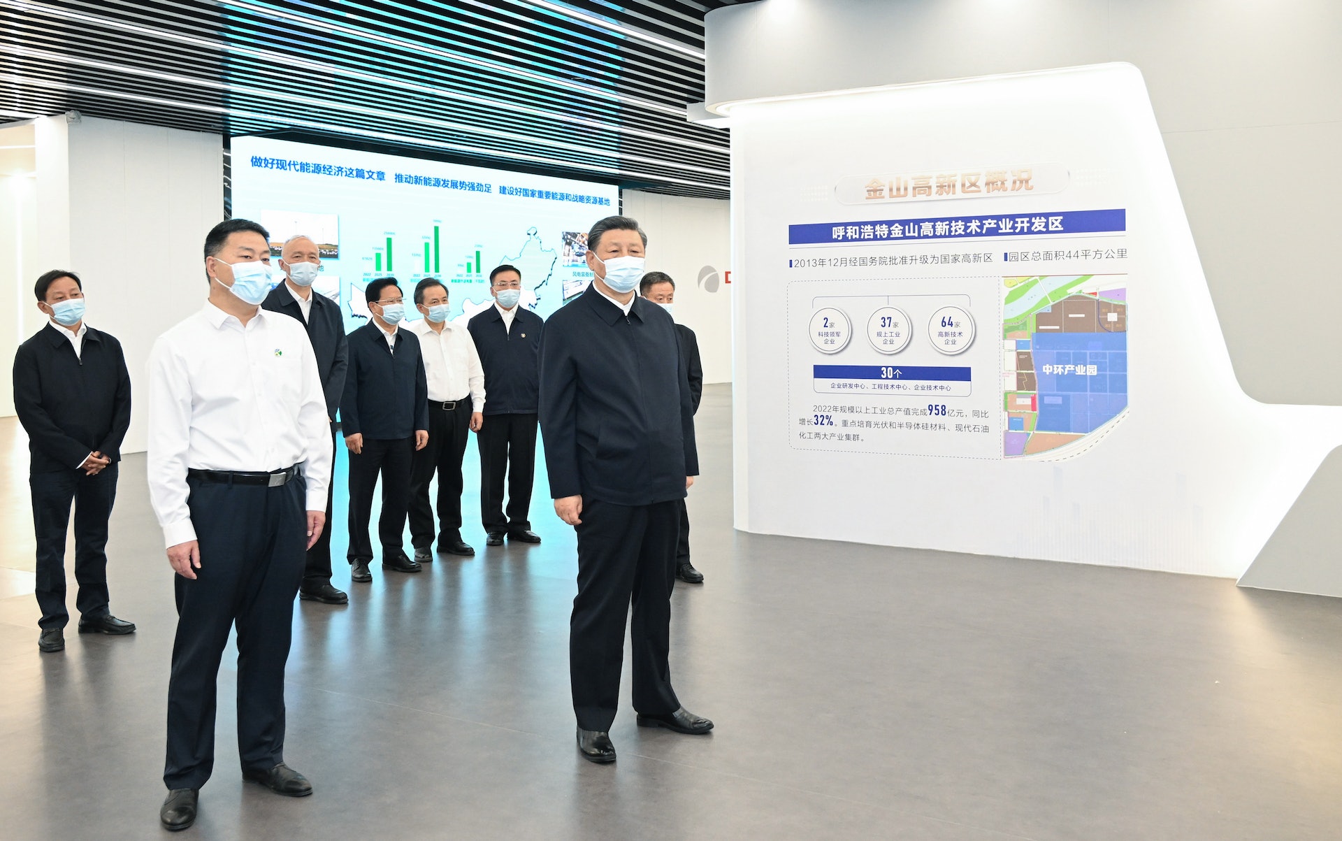 習近平近日在內蒙古考察,6月7日在考察內蒙古呼和浩特市的中環產業園。(新華社) 習近平近日在內蒙古考察,6月7日在考察內蒙古呼和浩特市的中環產業園。(新華社)