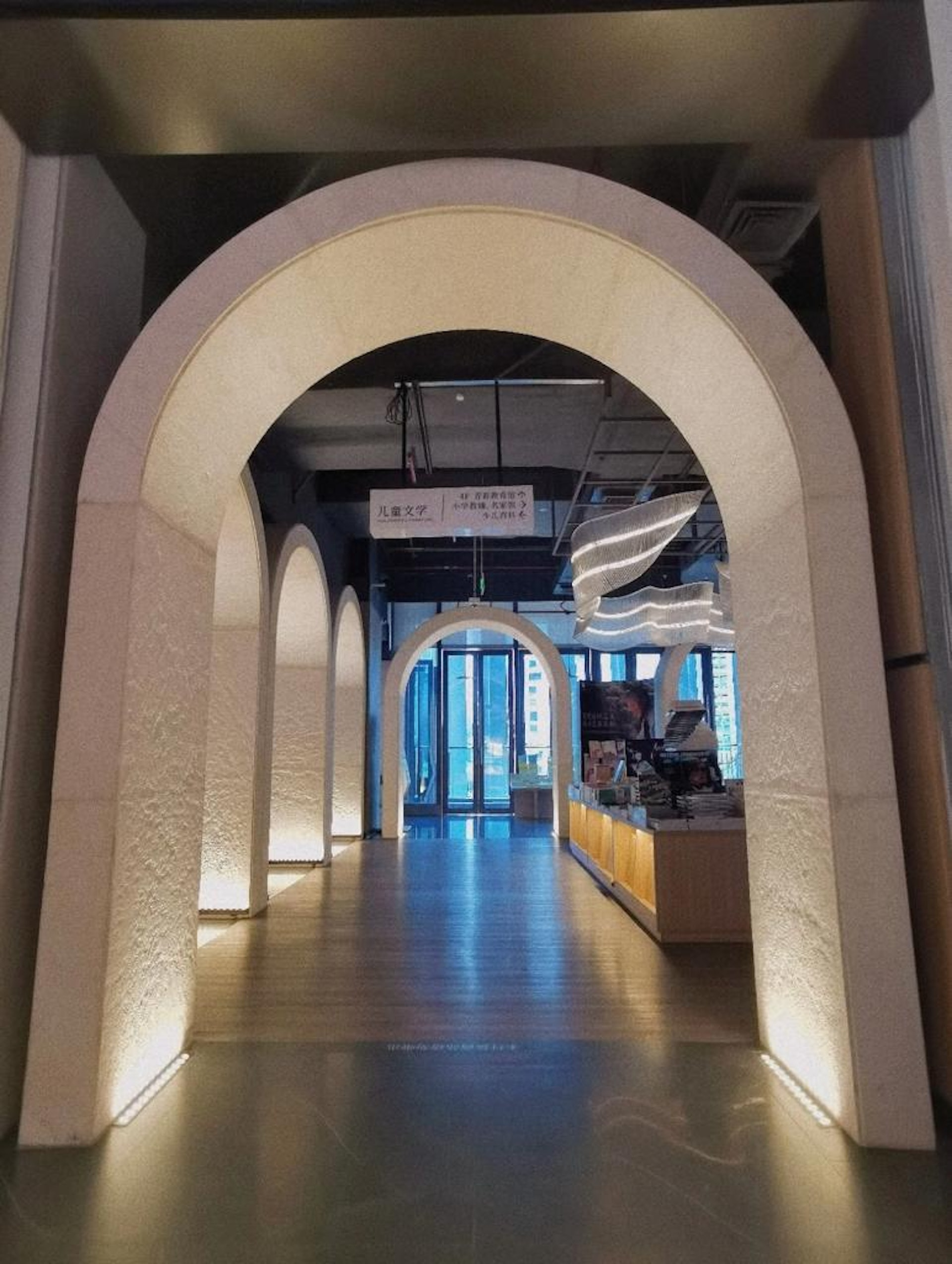 深圳書城龍華城(圖片來源:小紅書@刺蝟小姐_xx) 深圳書城龍華城(圖片來源:小紅書@刺蝟小姐_xx)