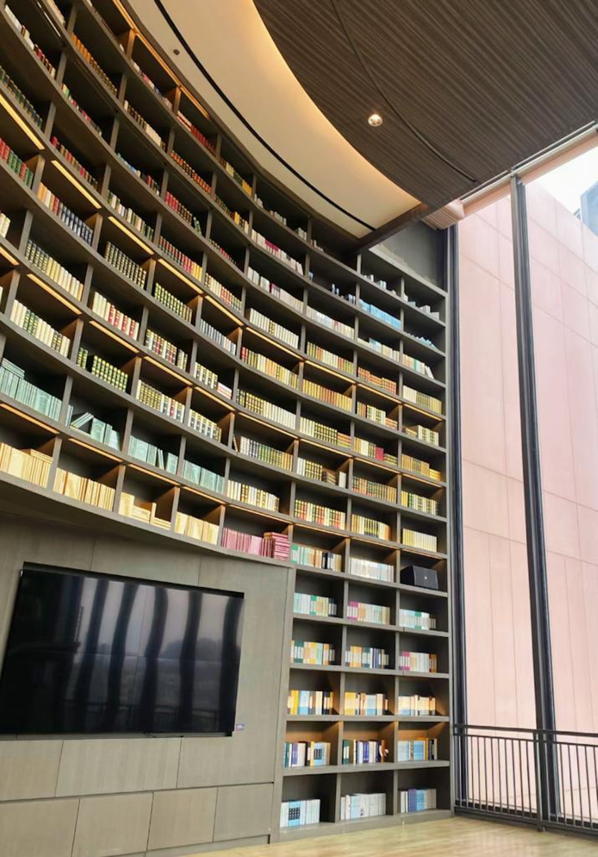 深圳書城龍華城(圖片來源:小紅書@快樂小鹽) 深圳書城龍華城(圖片來源:小紅書@快樂小鹽)