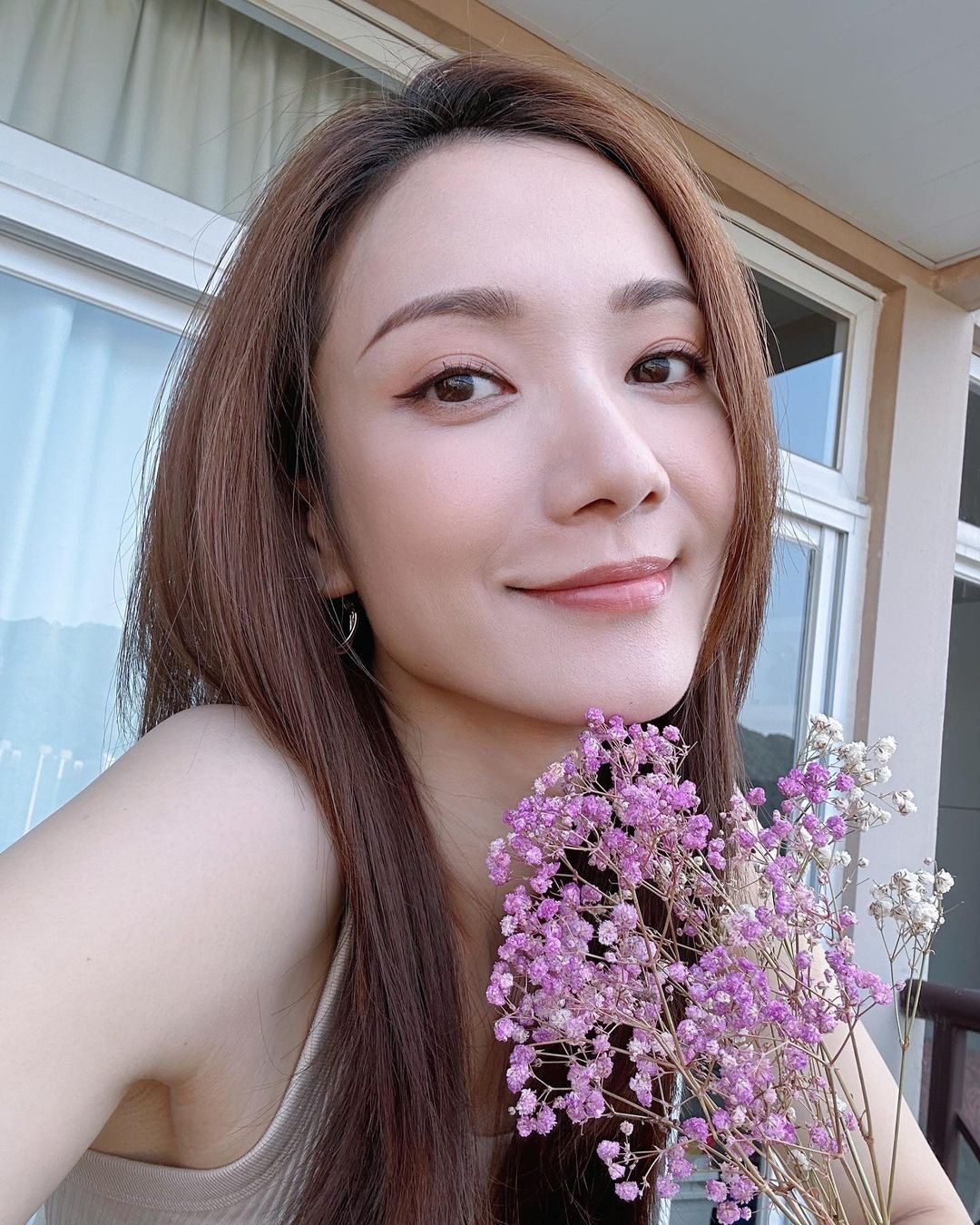 王君馨 王君馨37歲獲讚漂亮！公開私下愛用妝品：會混合粉底、眼影這樣畫