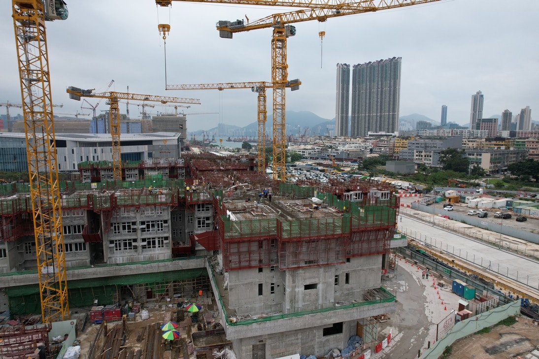 啟悅苑位處啟德2B6號地盤,正興建兩座住宅大樓,樓高約30層,亦會附設一座約4層高的附屬設施大樓及一座2層高零售大樓,區內大部份社福服務都會設於附屬設施大樓內。 啟悅苑位處啟德2B6號地盤,正興建兩座住宅大樓,樓高約30層,亦會附設一座約4層高的附屬設施大樓及一座2層高零售大樓,區內大部份社福服務都會設於附屬設施大樓內。