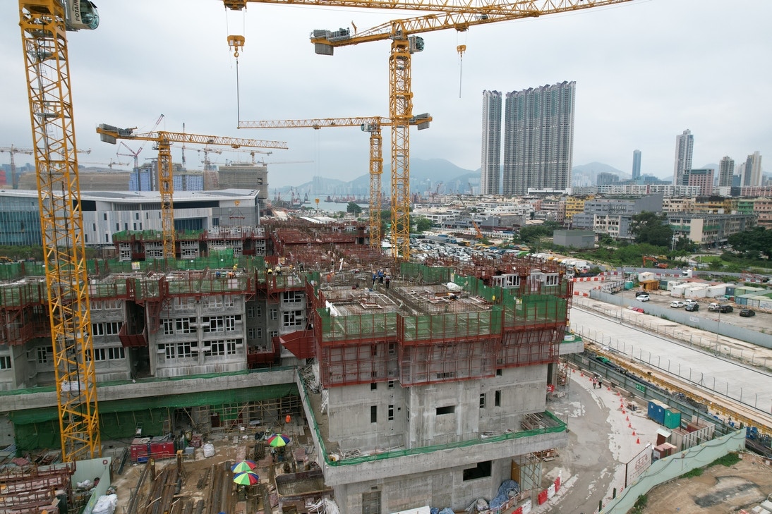 啟悅苑位處啟德2B6號地盤，正興建兩座住宅大樓，樓高約30層，亦會附設一座約4層高的附屬設施大樓及一座2層高零售大樓，區內大部份社福服務都會設於附屬設施大樓內。