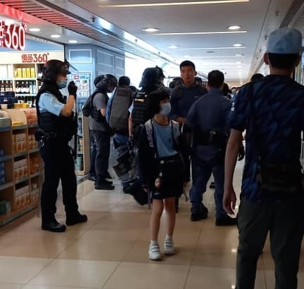 大批穿着裝備的警員在商場內搜捕疑人。（Akina Ho圖片）