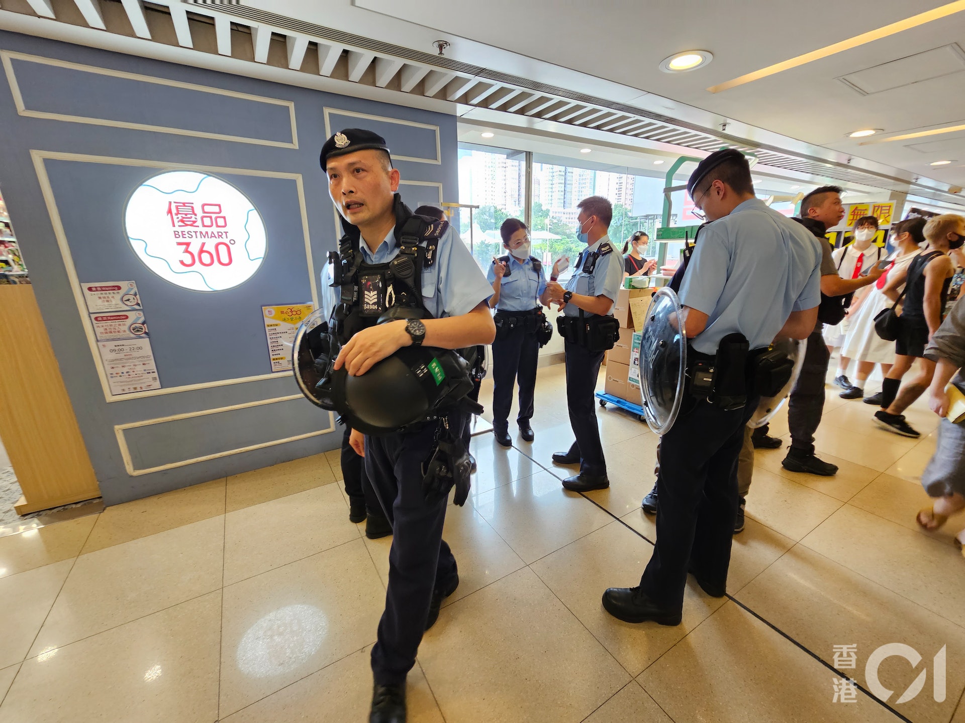 警員持盾到場戒備。(梁偉權攝)