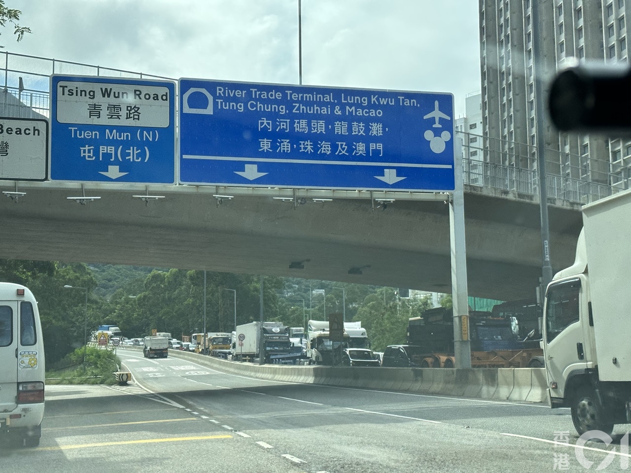 意外後，現場一度全線封閉，交通嚴重擠塞。（王譯揚攝）