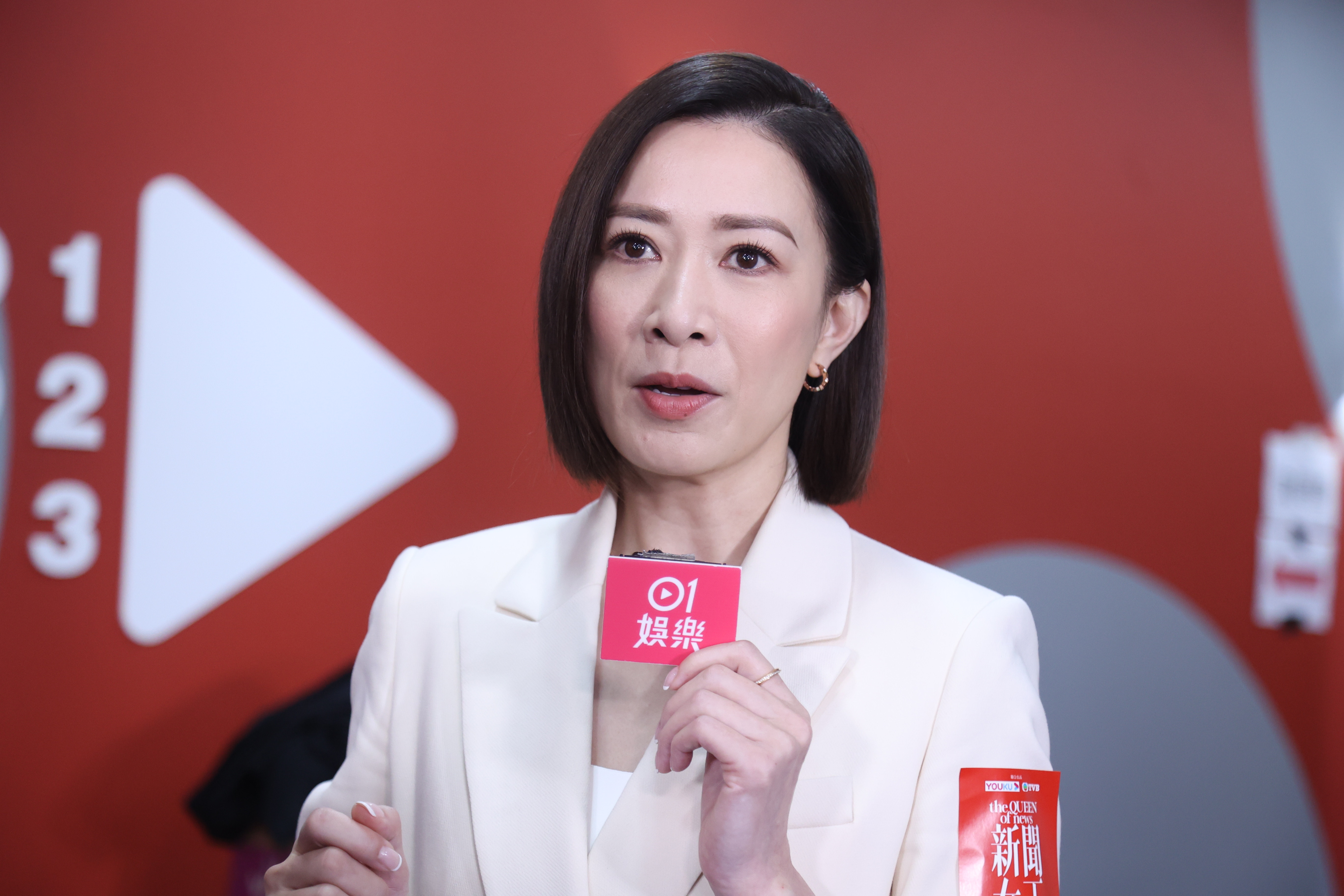 佘詩曼在《新聞女王》中譚俊彥飾演情侶。（資料圖片）