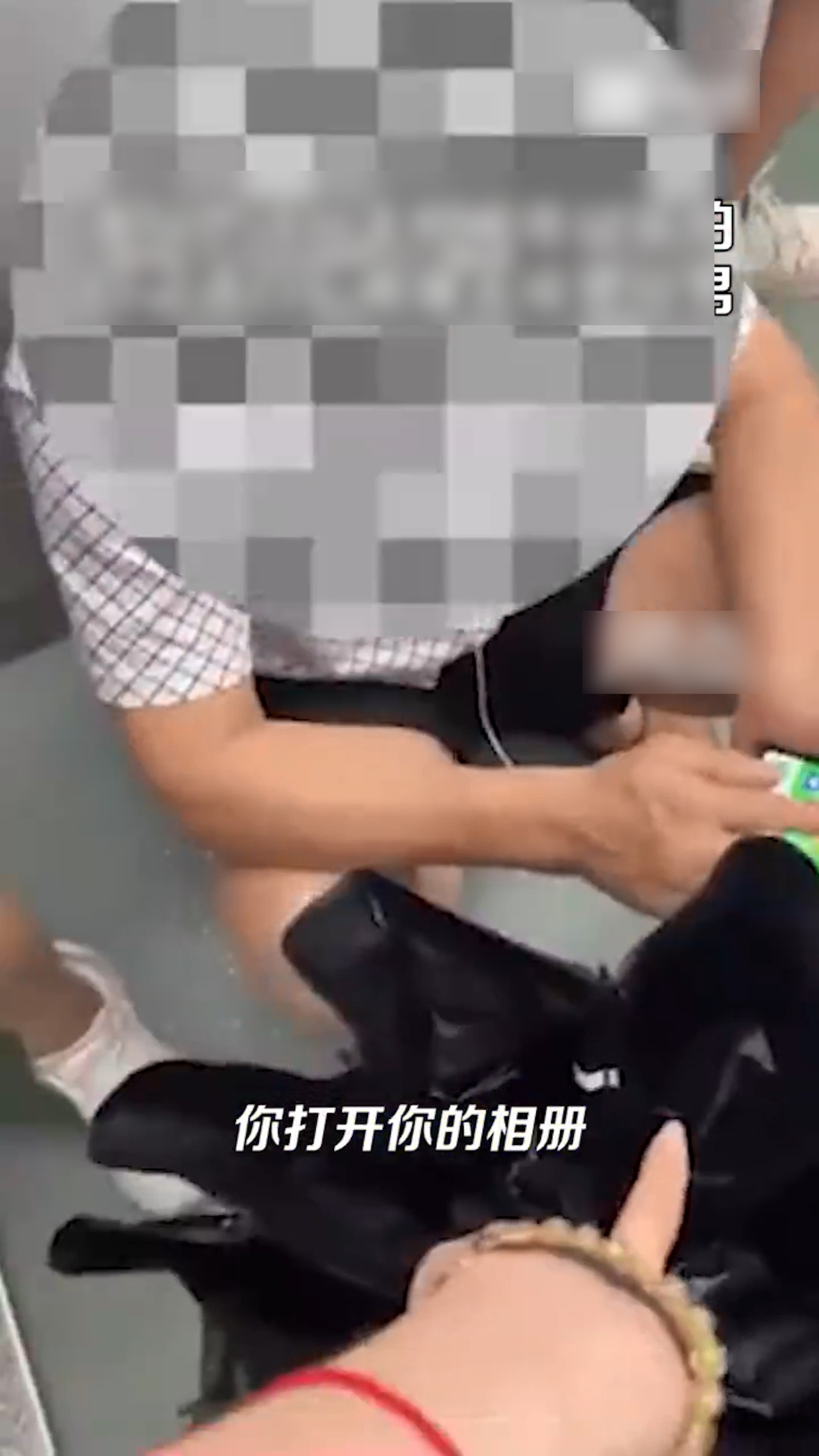 偷拍 女生搭地鐵疑被偷拍大叔1舉動自證清白仍被公審惹議大學回應