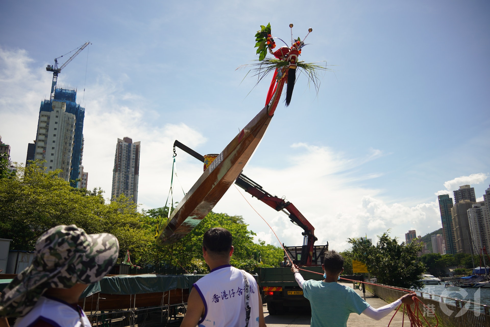 將參加香港仔龍舟競渡大賽的合和龍,花費逾30萬港元製造的龍舟6月10日於鴨脷洲龍竇舉行開光儀式,全長95呎,設50個座位,為歷年最長的大龍。。(林靄怡攝) 將參加香港仔龍舟競渡大賽的合和龍,花費逾30萬港元製造的龍舟6月10日於鴨脷洲龍竇舉行開光儀式,全長95呎,設50個座位,為歷年最長的大龍。。(林靄怡攝)