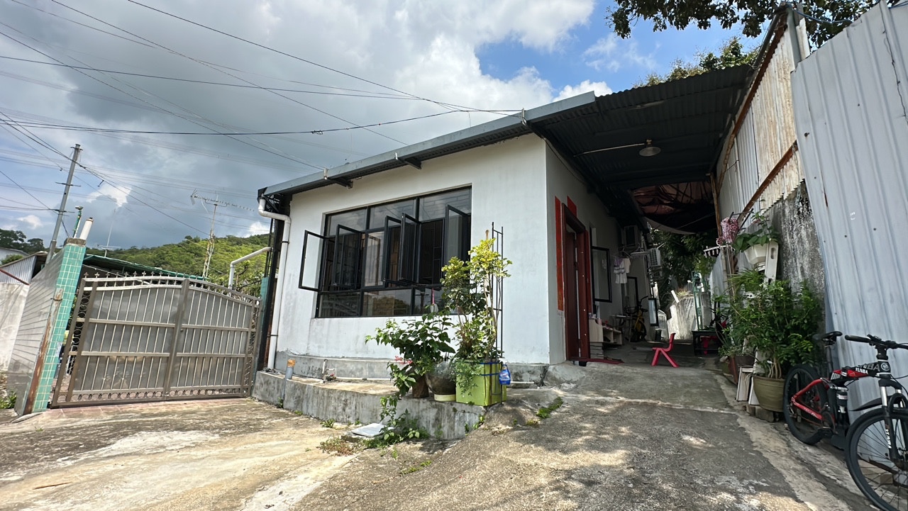 涉事村屋戶主早前委託通渠公司，派員清理涉事村屋廚房渠道。（鄭嘉惠攝）