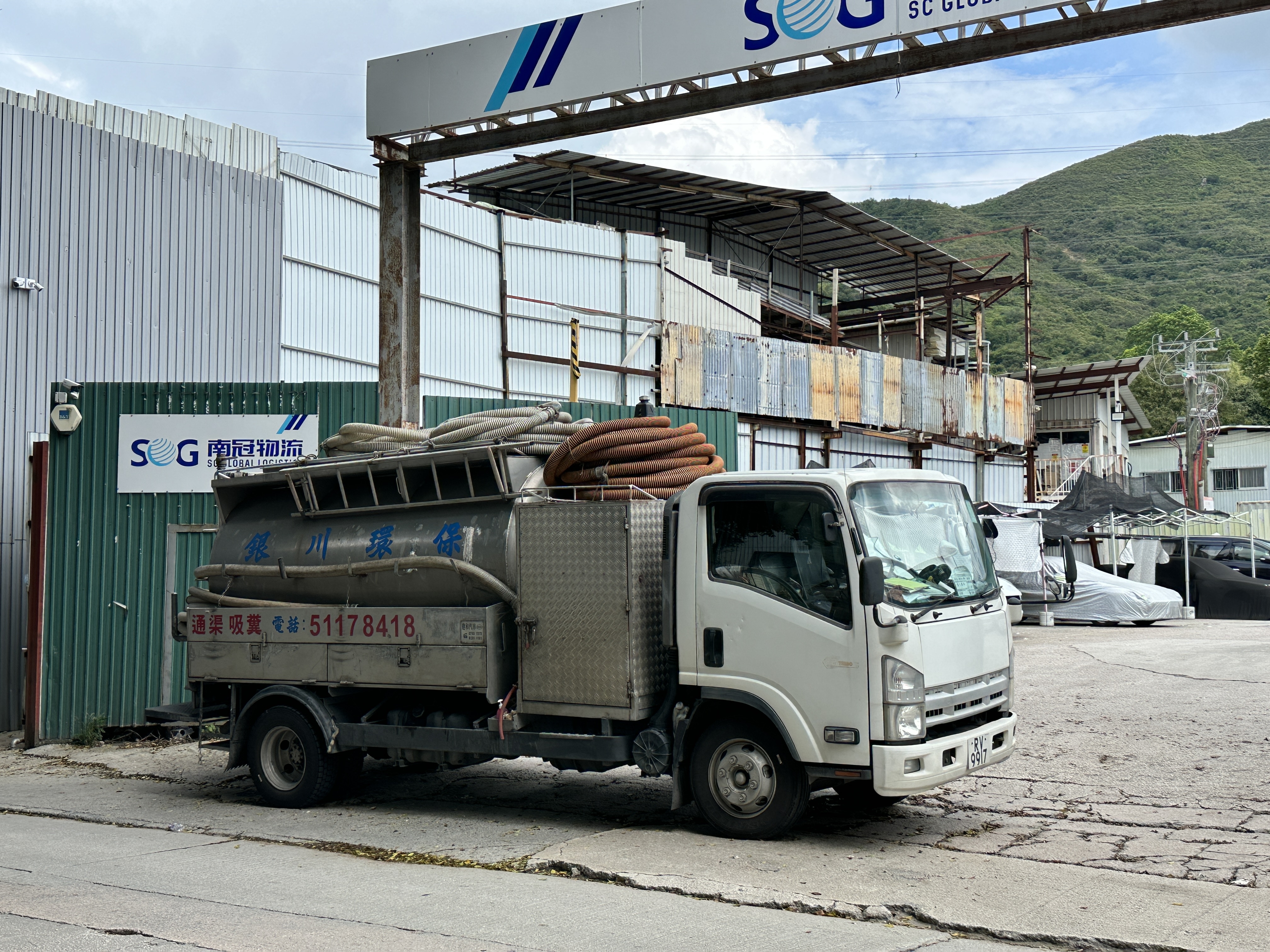 兩男一女工人在落馬洲青山公路洲頭段白石凹一村屋清理渠道，疑吸入化學氣體後不適暈倒。（馬耀文攝）