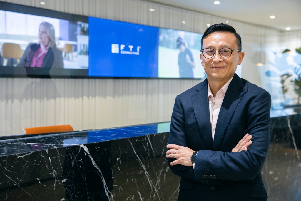 富事高諮詢財務諮詢及企業重組部董事總經理鄭智浩細述出售利邦手上品牌的細節。﹙黃寶瑩攝﹚