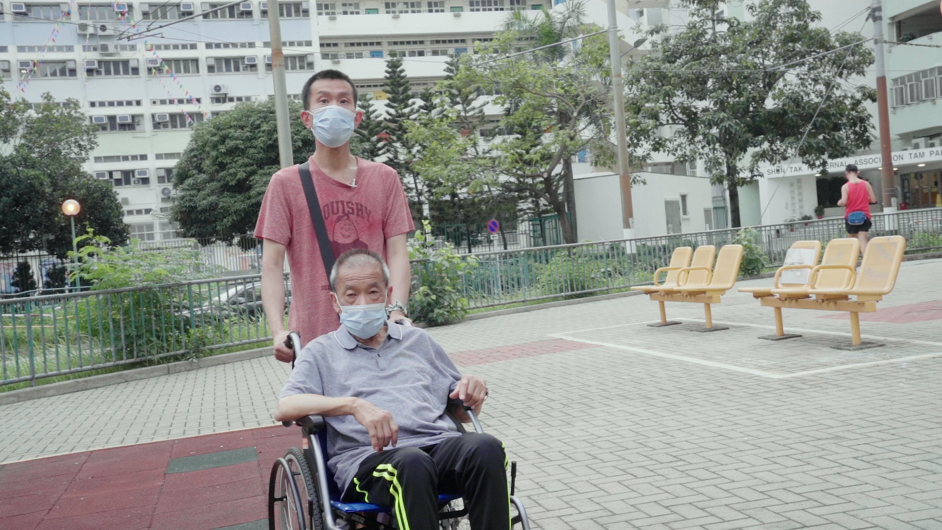 輕度智障人士伍耀章及其父親 輕度智障人士伍耀章及其父親