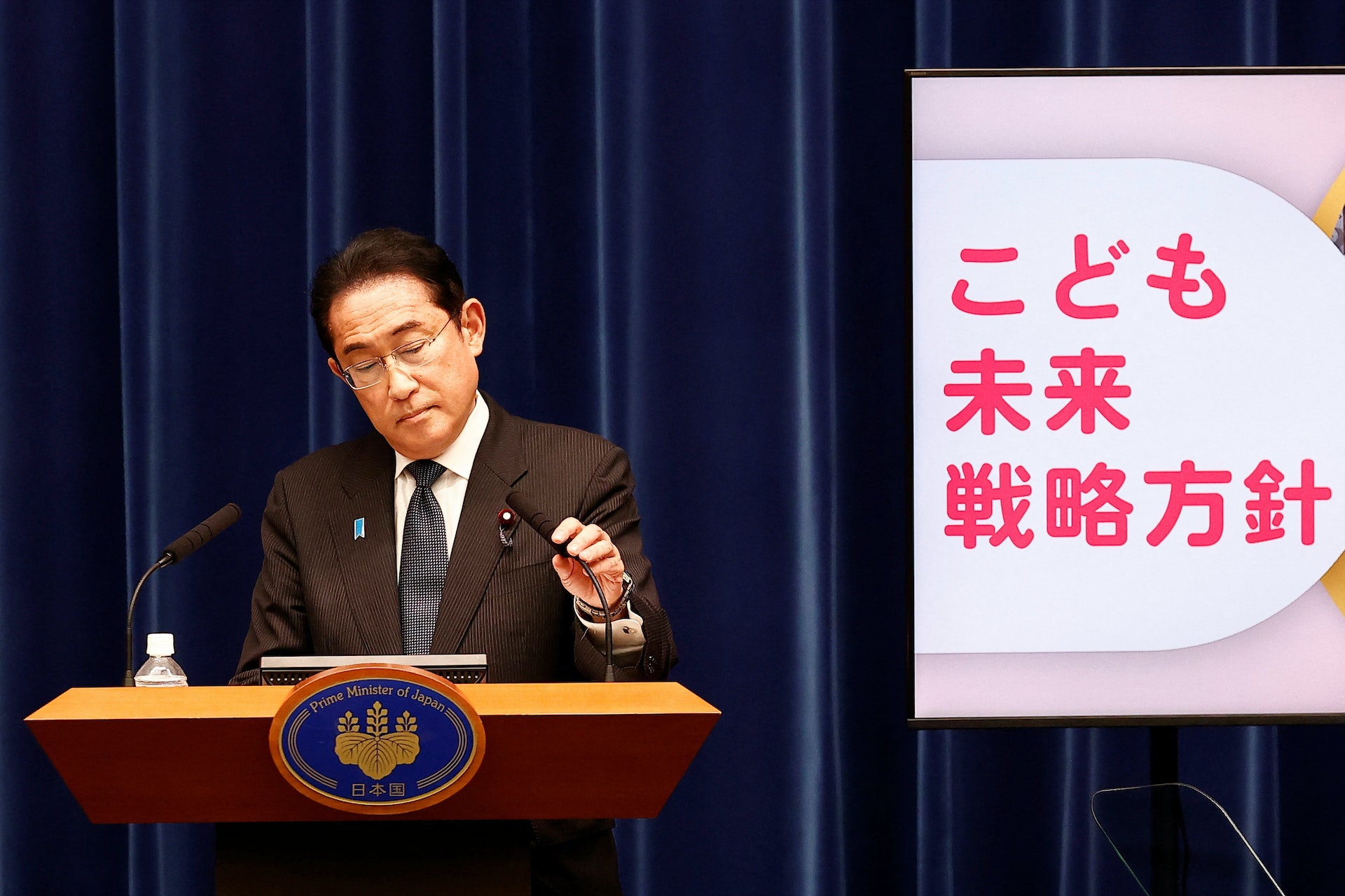 圖為6月13日,岸田文雄在記者會宣布促進生育未來戰略方針,以扭轉出生率下降趨勢。(Reuters) 圖為6月13日,岸田文雄在記者會宣布促進生育未來戰略方針,以扭轉出生率下降趨勢。(Reuters)