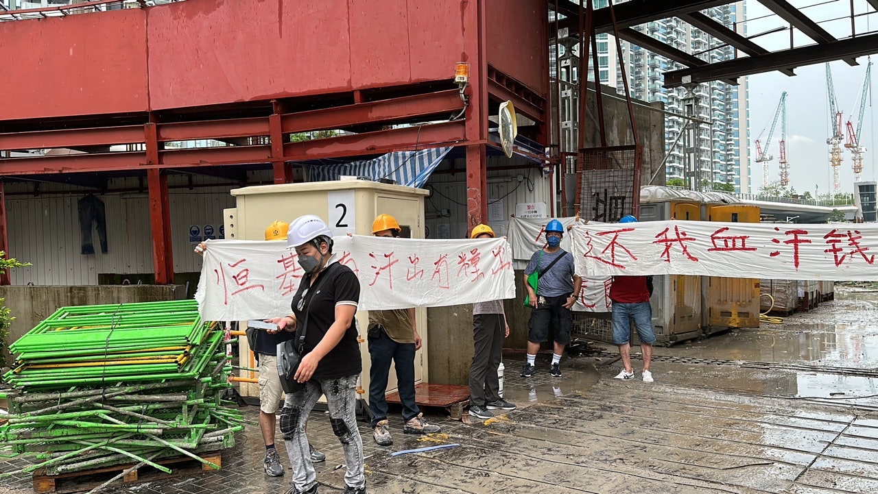 工人在地盤外拉橫額追欠薪。(馬耀文攝) 工人在地盤外拉橫額追欠薪。(馬耀文攝)