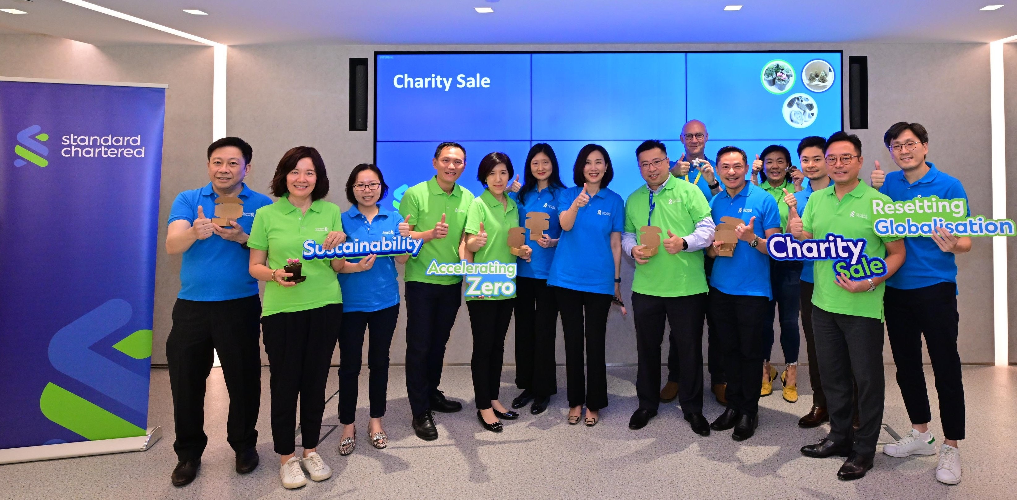 渣打香港CEO禤惠儀與眾高層將咖啡渣升級再造成手工皂義賣