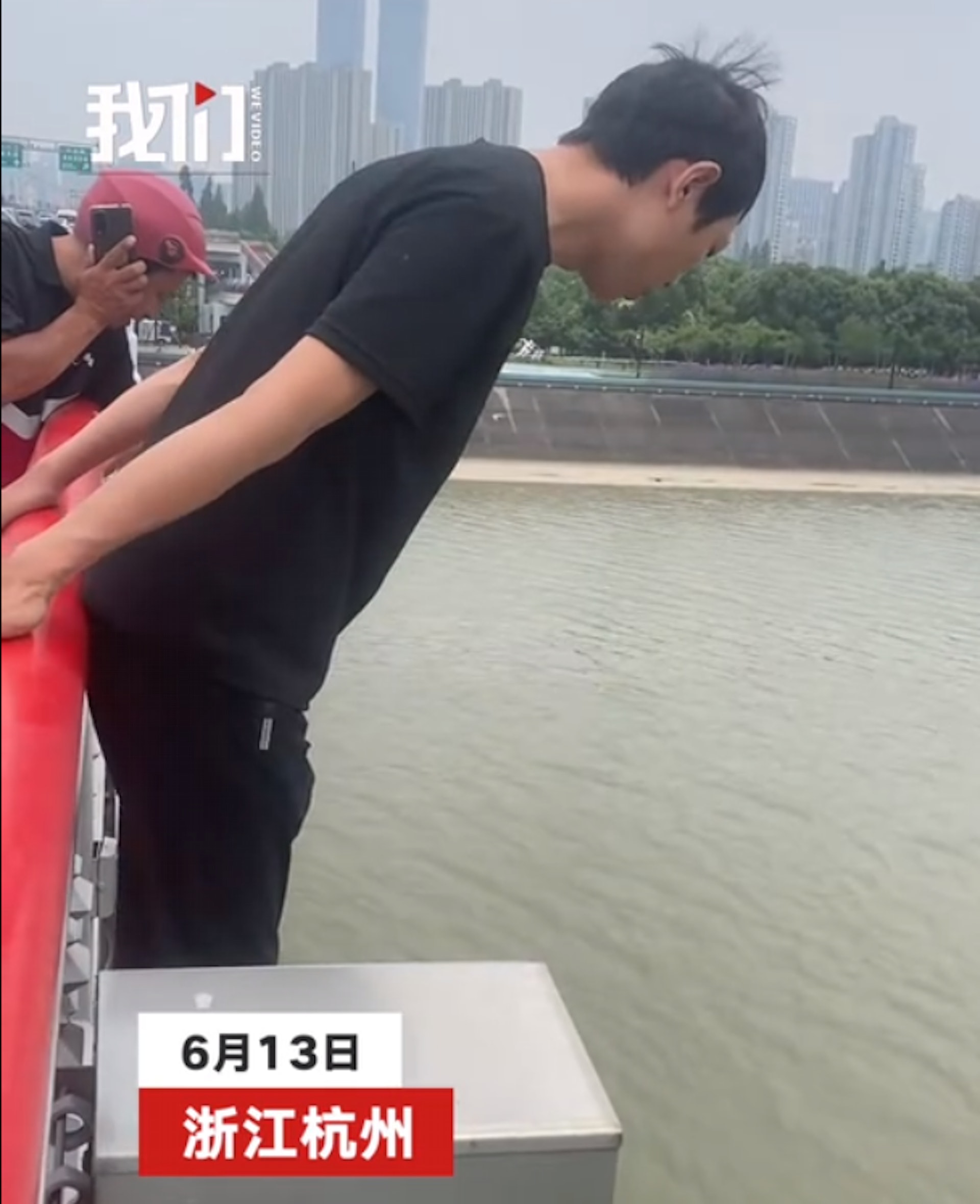 彭清林從12米高的大橋上跳下救起落水女子。(影片截圖) 彭清林從12米高的大橋上跳下救起落水女子。(影片截圖)