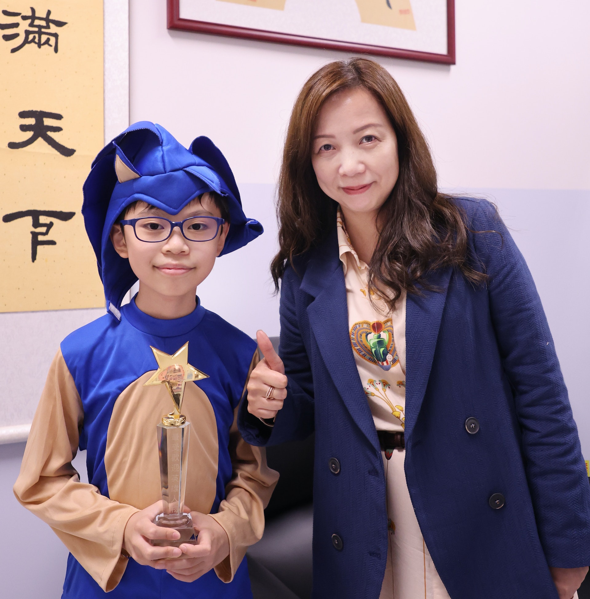 劉校長頒發獎盃予獲最高票數的終極優勝英雄。(樂善堂梁銶琚學校(分校)提供) 劉校長頒發獎盃予獲最高票數的終極優勝英雄。(樂善堂梁銶琚學校(分校)提供)