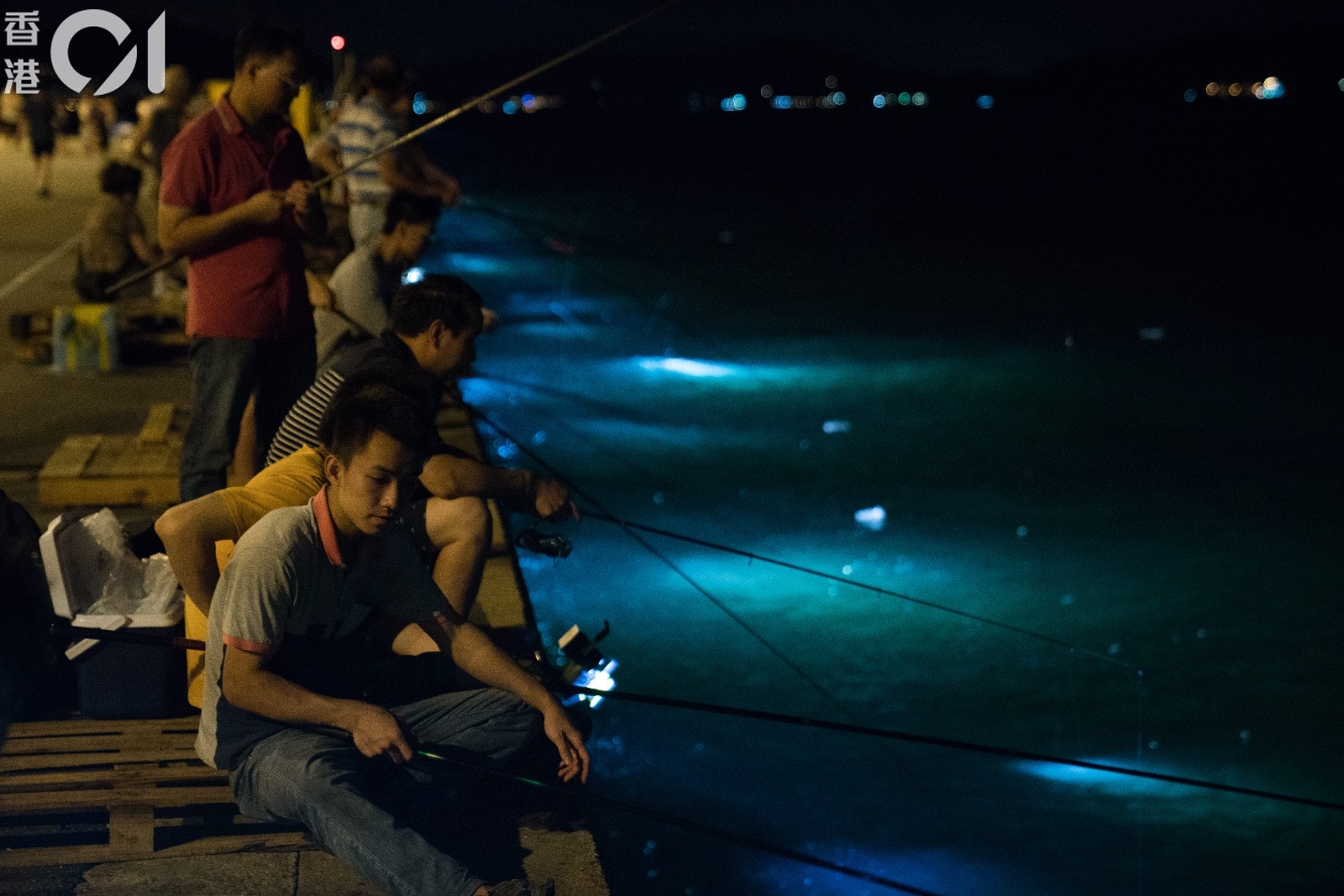 以往夏季時，不少人都會到西環海傍釣墨魚、魷魚（吳鍾坤攝）