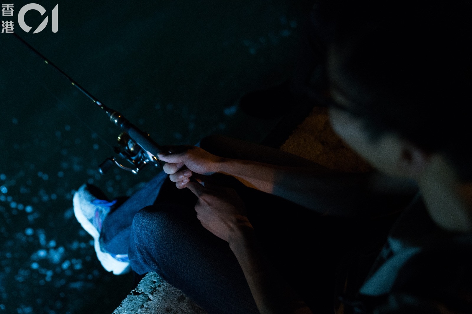 以往夏季時，不少人都會到西環海傍釣墨魚、魷魚（吳鍾坤攝）