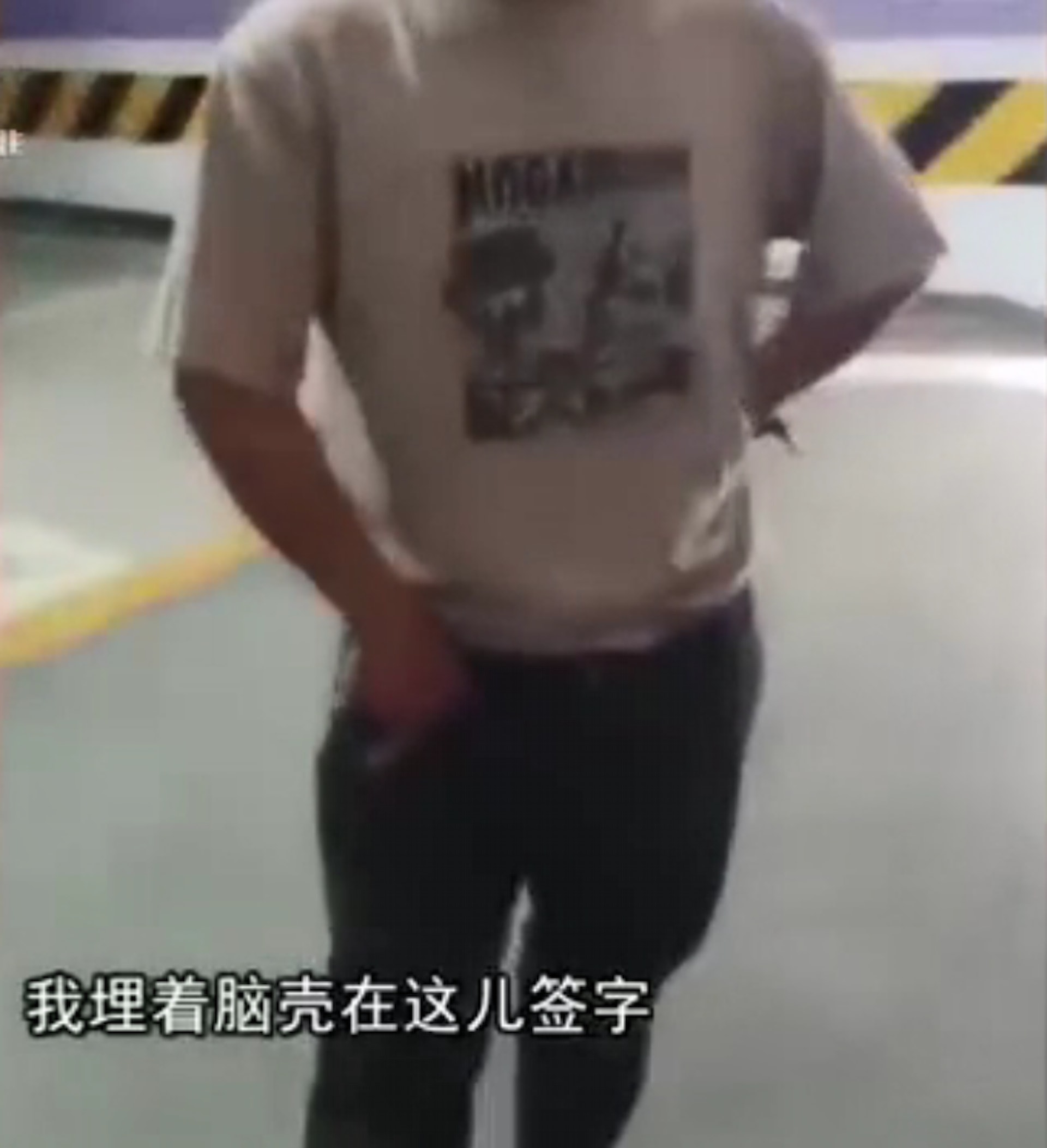 大媽指控速遞員脫褲侮辱她。(微博影片截圖) 大媽指控速遞員脫褲侮辱她。(微博影片截圖)