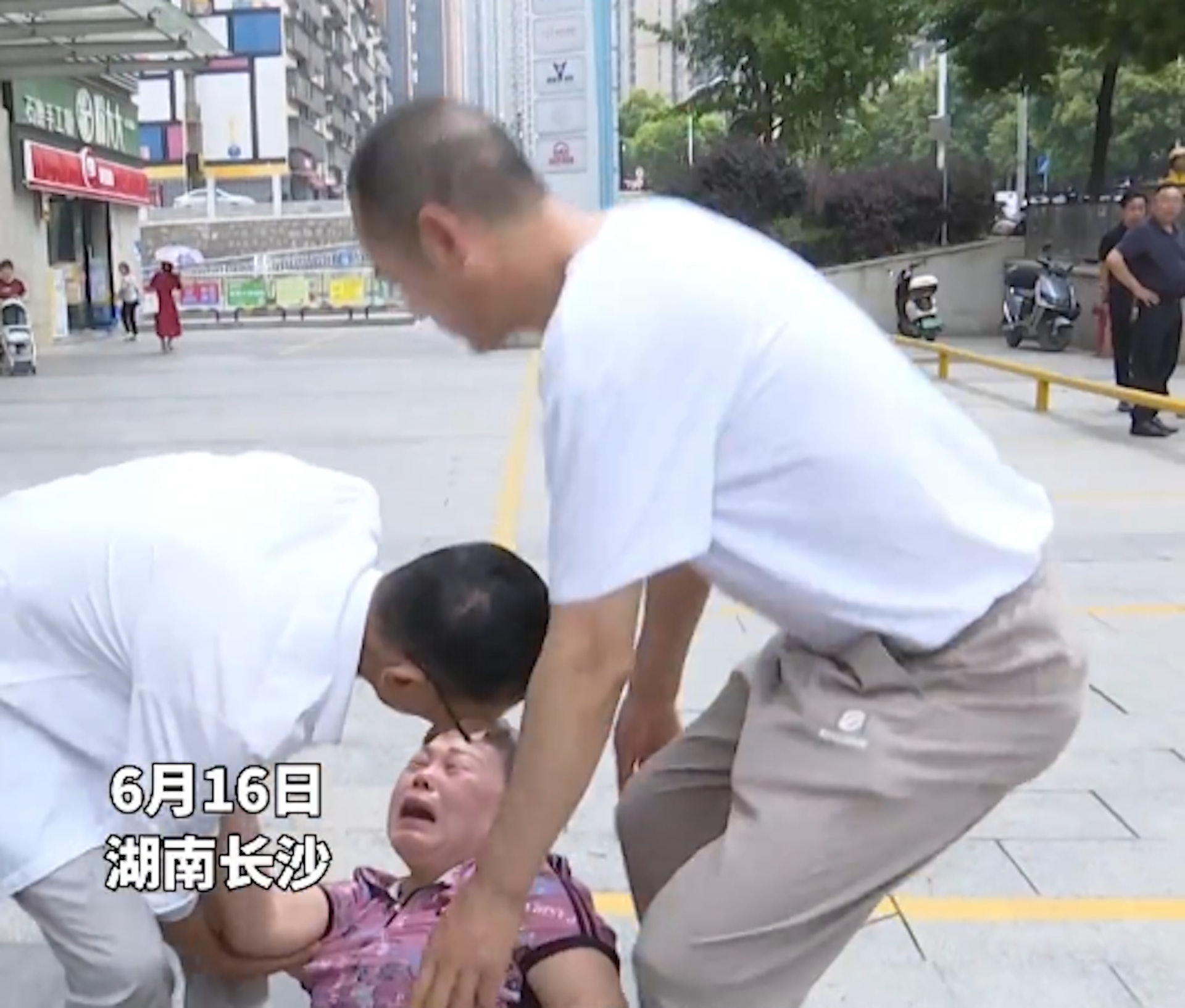 湖南長沙一名34歲男子,在健身室內猝死,死亡前曾在微信群組向健身教練求助,家屬因此質疑健身室存在一定過錯。(長沙政法) 湖南長沙一名34歲男子,在健身室內猝死,死亡前曾在微信群組向健身教練求助,家屬因此質疑健身室存在一定過錯。(長沙政法)