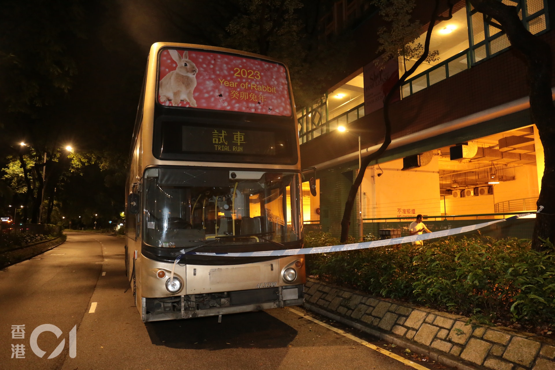 涉事巴士被警方圍封。(梁偉權攝) 涉事巴士被警方圍封。(梁偉權攝)