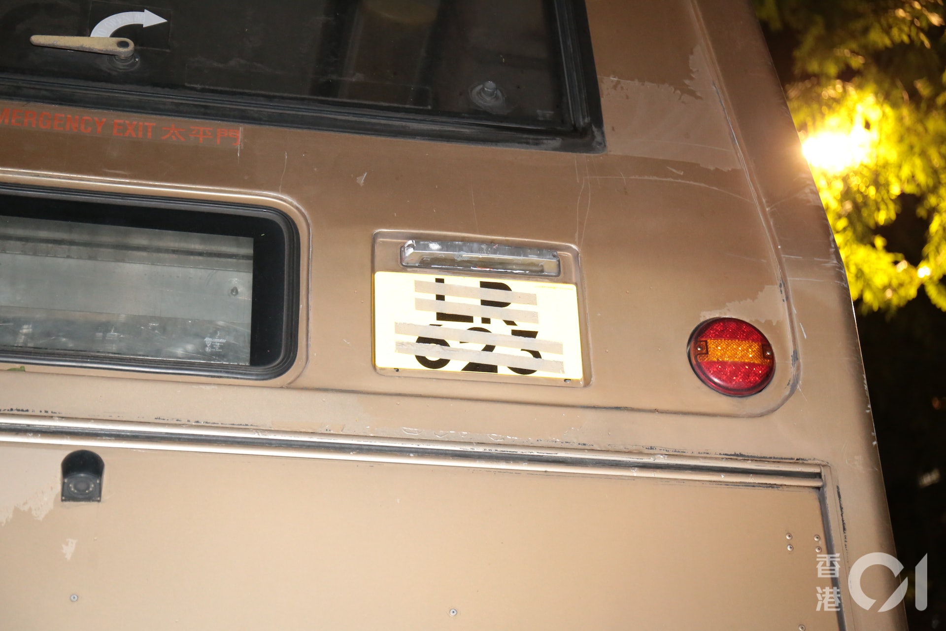 巴士車牌部份被貼紙遮蔽。(梁偉權攝) 巴士車牌部份被貼紙遮蔽。(梁偉權攝)