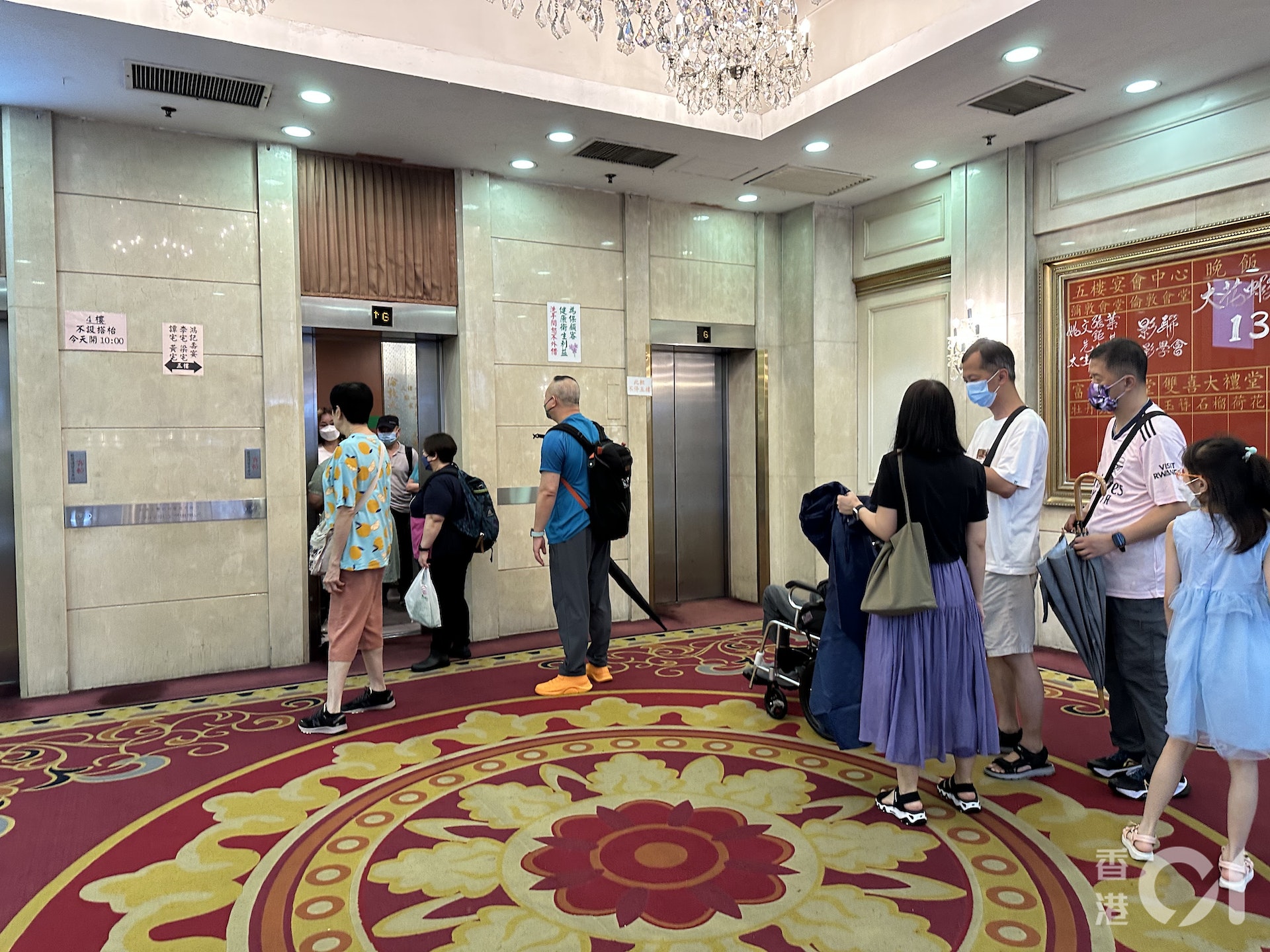 倫敦大酒樓樓下亦有人排隊飲茶。(石恩彤攝) 倫敦大酒樓樓下亦有人排隊飲茶。(石恩彤攝)