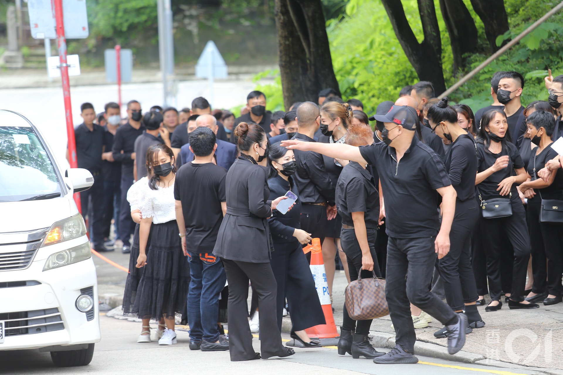 「五姐」(中央黑口罩高跟鞋女子)到場。(黃學潤攝) 「五姐」(中央黑口罩高跟鞋女子)到場。(黃學潤攝)