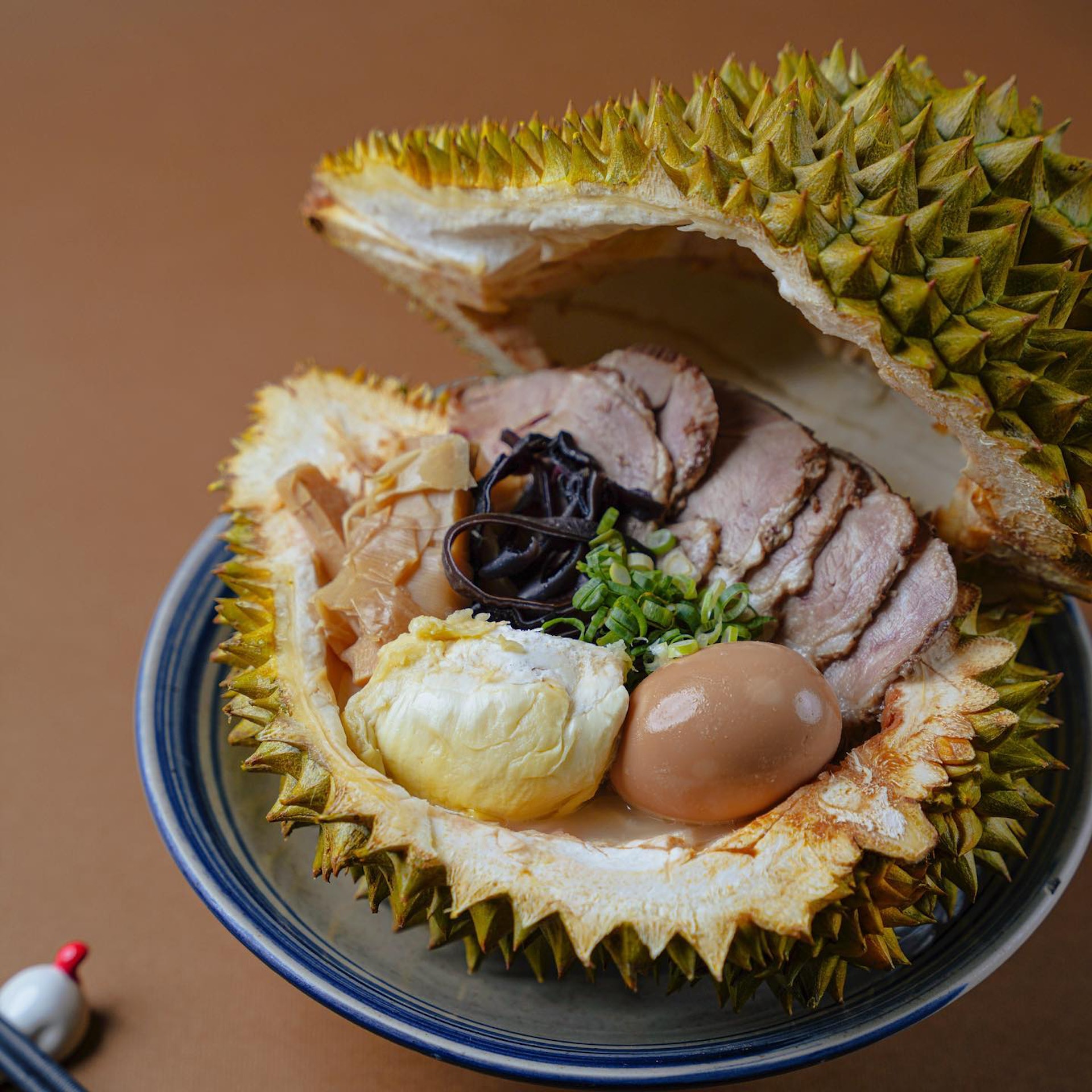 再把新鮮的榴槤果肉打成泥融入湯底,並且加入荸薺、白蘿蔔、蘋果、馬鈴薯、香茅增加湯頭豐富的層次感;(IG@3hotown) 再把新鮮的榴槤果肉打成泥融入湯底,並且加入荸薺、白蘿蔔、蘋果、馬鈴薯、香茅增加湯頭豐富的層次感;(IG@3hotown)