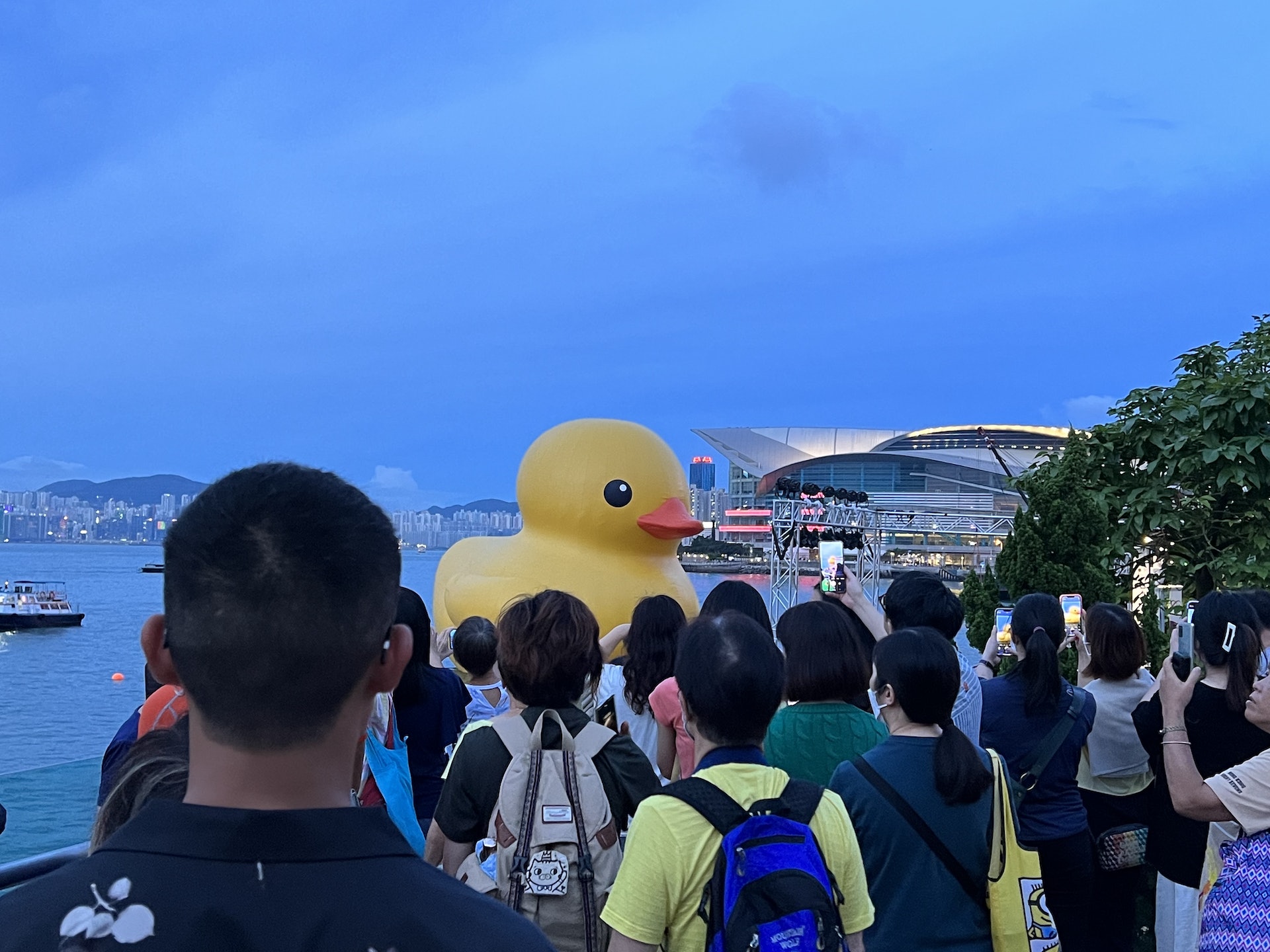 雖然只餘下一隻黃鴨,但仍有不少市民到場,把握最後機會抓住鴨子尾巴。(馬煒傑攝) 雖然只餘下一隻黃鴨,但仍有不少市民到場,把握最後機會抓住鴨子尾巴。(馬煒傑攝)