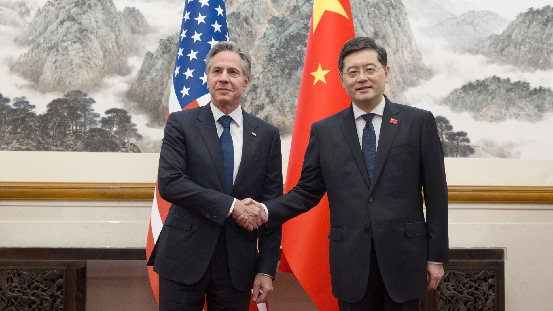 美国务卿布林肯（Antony Blinken，左）2023年6月18日与中国外长秦刚在北京的钓鱼台国宾馆会面。 此图上载于布林肯个人Twitter账号。