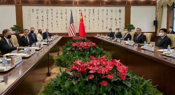 美国务卿布林肯（Antony Blinken）在北京的访问行程在6月19日继续。 这也是他访华之旅的最后一天。 路透社称他与王毅在会面开始前握手。 （人民日报海外版旗下账号侠客岛）