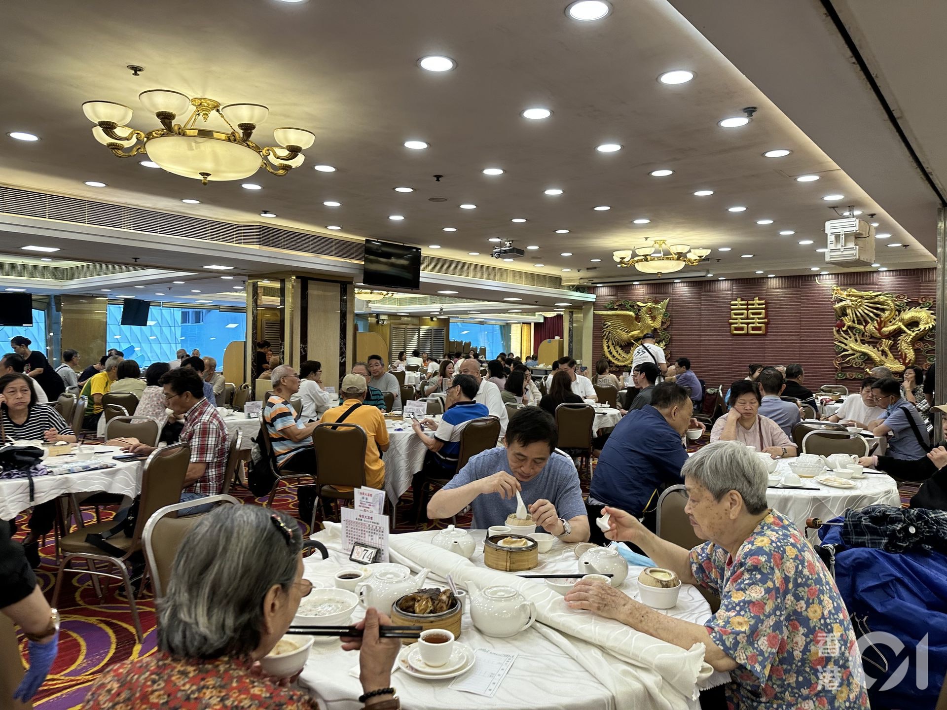 政府早前宣布將「優化」現有補充勞工計劃,放寬計劃下26個職位一般不得輸入外勞的規定兩年,這些職位包括侍應生、收銀員、售貨員等。(資料圖片/石恩彤攝) 政府早前宣布將「優化」現有補充勞工計劃,放寬計劃下26個職位一般不得輸入外勞的規定兩年,這些職位包括侍應生、收銀員、售貨員等。(資料圖片/石恩彤攝)