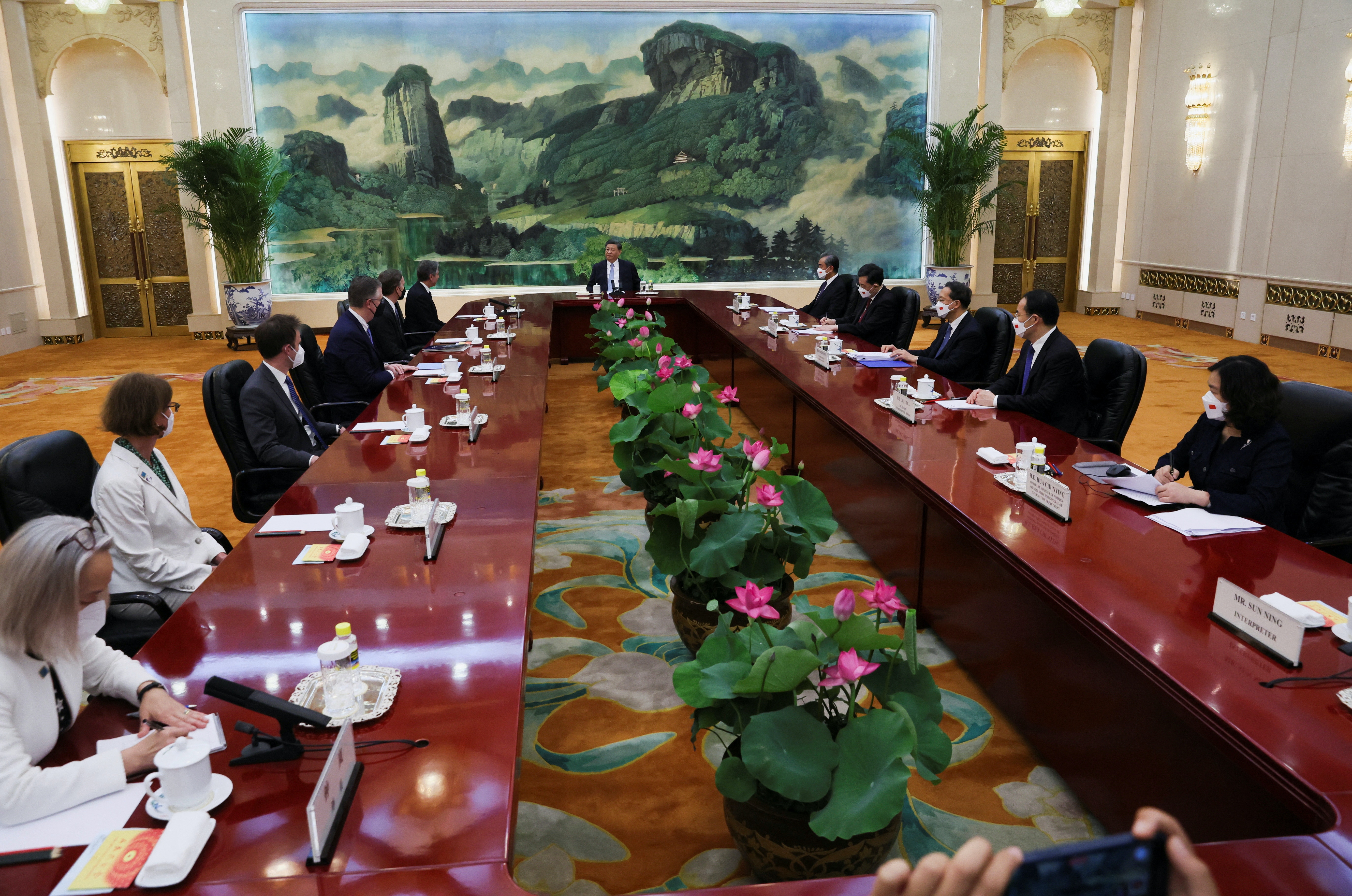 中國國家主席習近平（在長桌最前方就座者）2023年6月19日在北京人民大會堂會見美國務卿布林肯（Antony Blinken，左六）及其他美方代表。（Reuters）