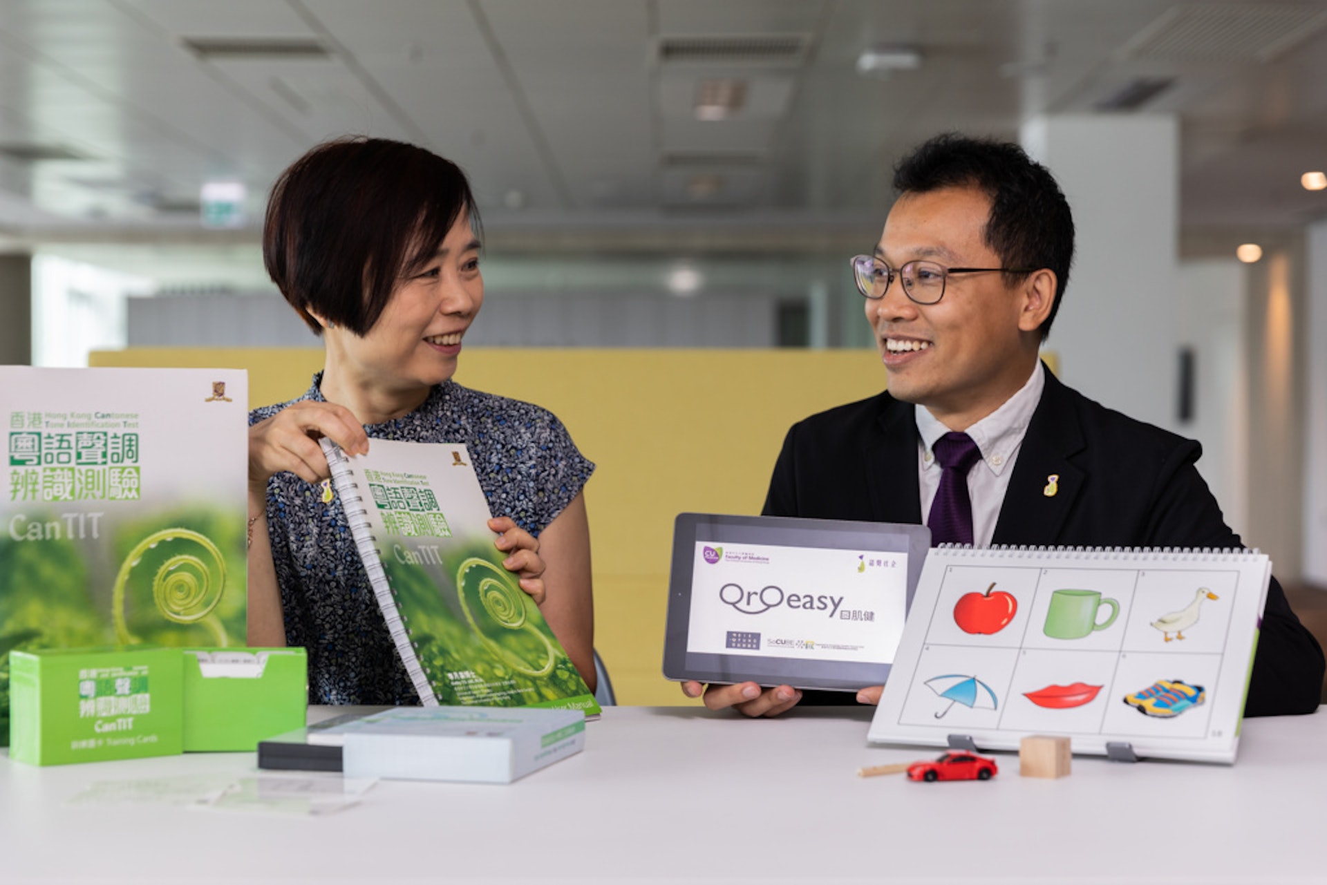 香港中文大學醫學院耳鼻咽喉—頭頸外科學系副教授兼言語治療科主管李月裳教授(左)與語聲社企行政總裁暨聯合創辦人余成(Wilson)合作無間,致力為其專業服務注入新價值。 香港中文大學醫學院耳鼻咽喉—頭頸外科學系副教授兼言語治療科主管李月裳教授(左)與語聲社企行政總裁暨聯合創辦人余成(Wilson)合作無間,致力為其專業服務注入新價值。
