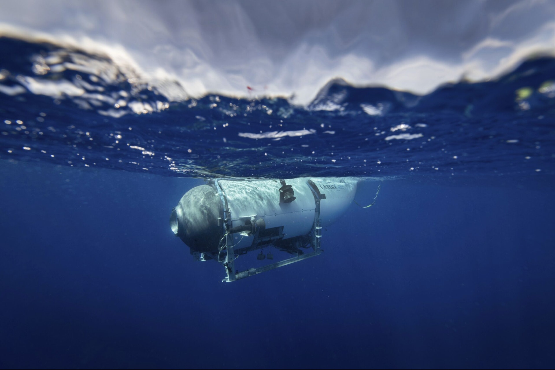 該艘小型觀光潛艇名為「泰坦」(Titan),重10.432公噸,由碳纖維與鈦製作,全長21英尺(約6.4公尺),海洋之門探險公司稱潛艇存有96小時的氧氣。(OceanGate Expeditions官網) 該艘小型觀光潛艇名為「泰坦」(Titan),重10.432公噸,由碳纖維與鈦製作,全長21英尺(約6.4公尺),海洋之門探險公司稱潛艇存有96小時的氧氣。(OceanGate Expeditions官網)