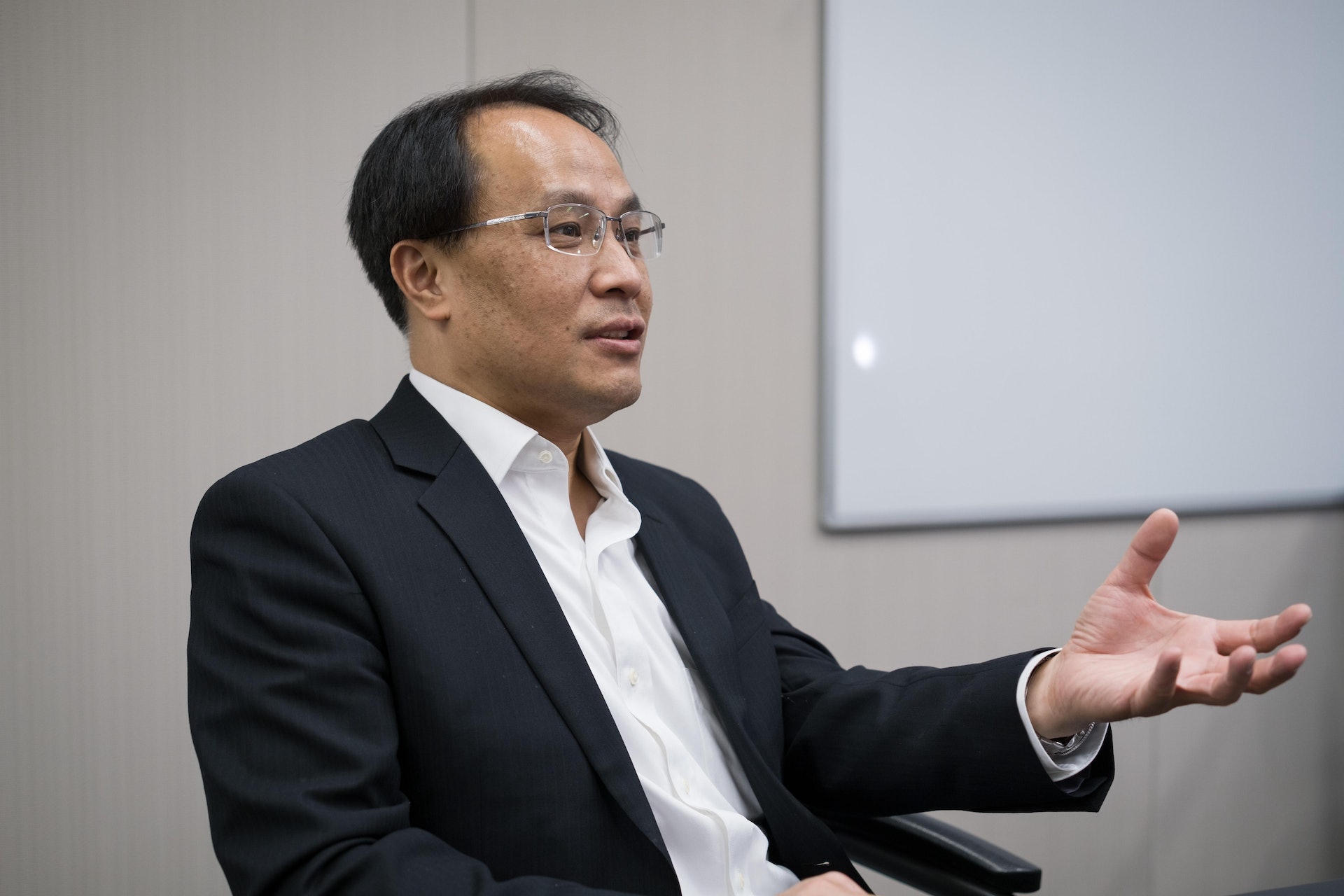 公務員今年加薪,李兆波認為政府「問市民借錢之後加薪」說不過去,可能陳茂波「唔想自己個名臭」,在歷史上留下令公務員減薪的污名。(資料圖片) 公務員今年加薪,李兆波認為政府「問市民借錢之後加薪」說不過去,可能陳茂波「唔想自己個名臭」,在歷史上留下令公務員減薪的污名。(資料圖片)